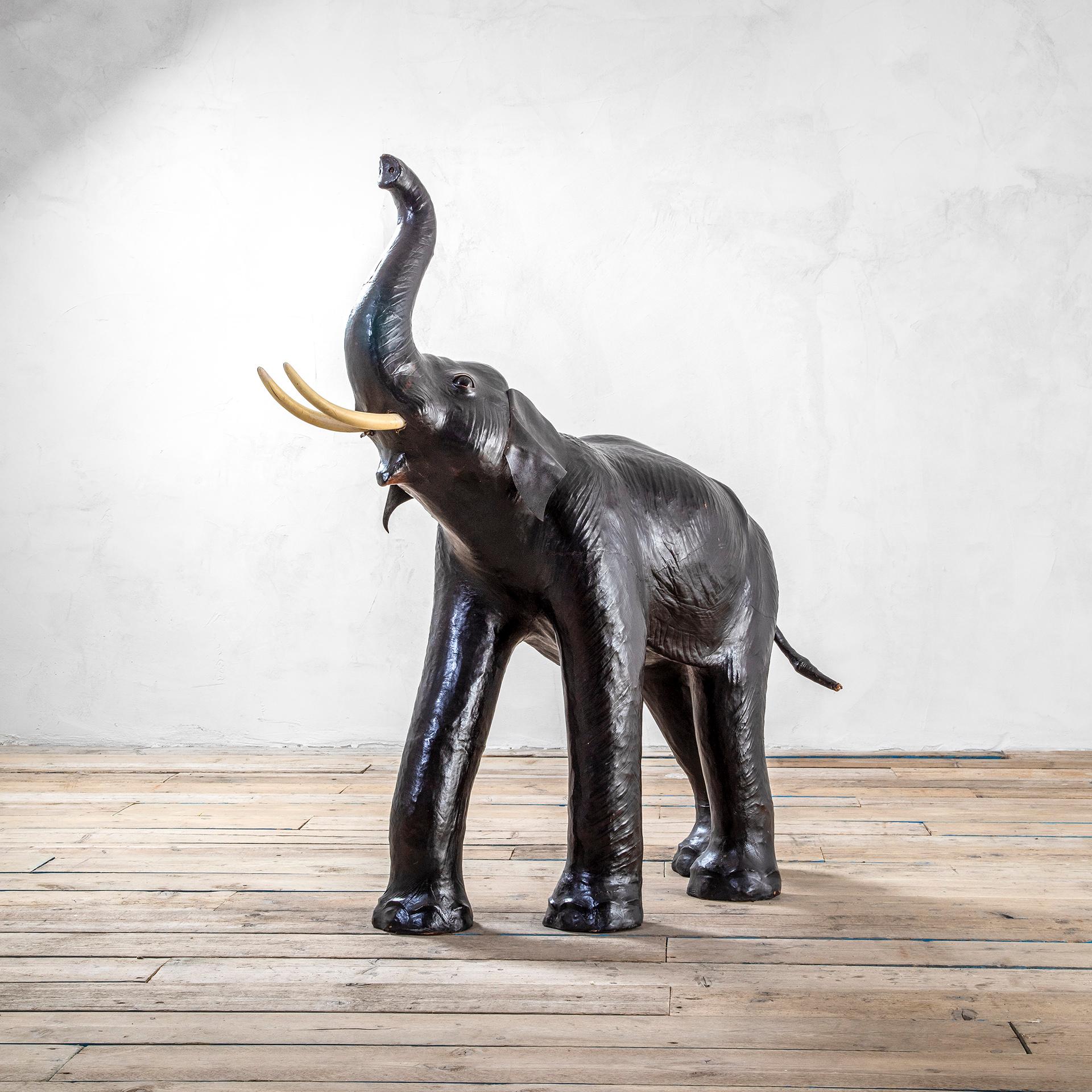 Sculpture en forme d'éléphant produite et réalisée en Italie dans les années 60.
L'éléphant est entièrement en 