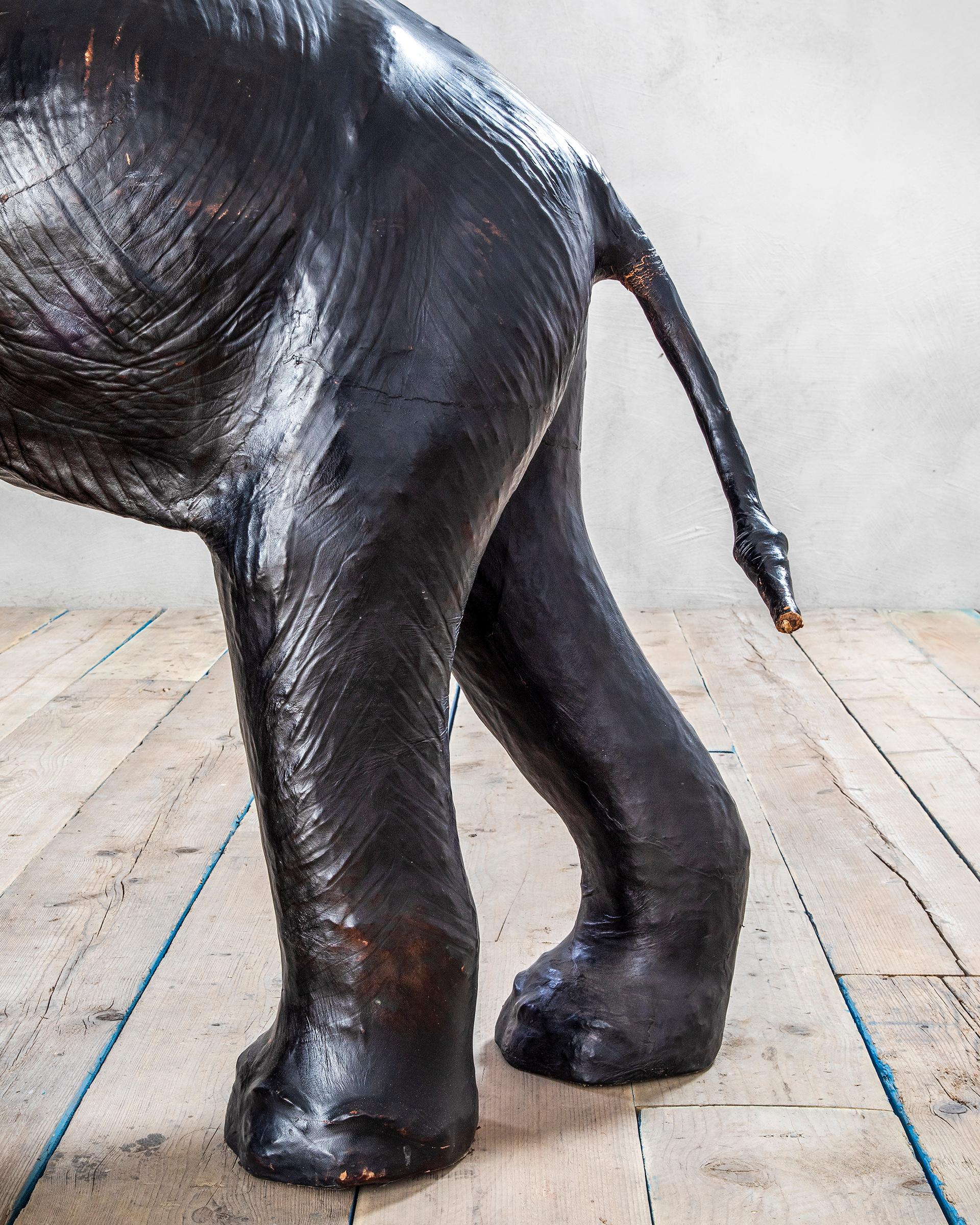 Imitation cuir Sculpture italienne du 20e siècle Éléphant en papier mâché dans le style d'Abercrombie en vente