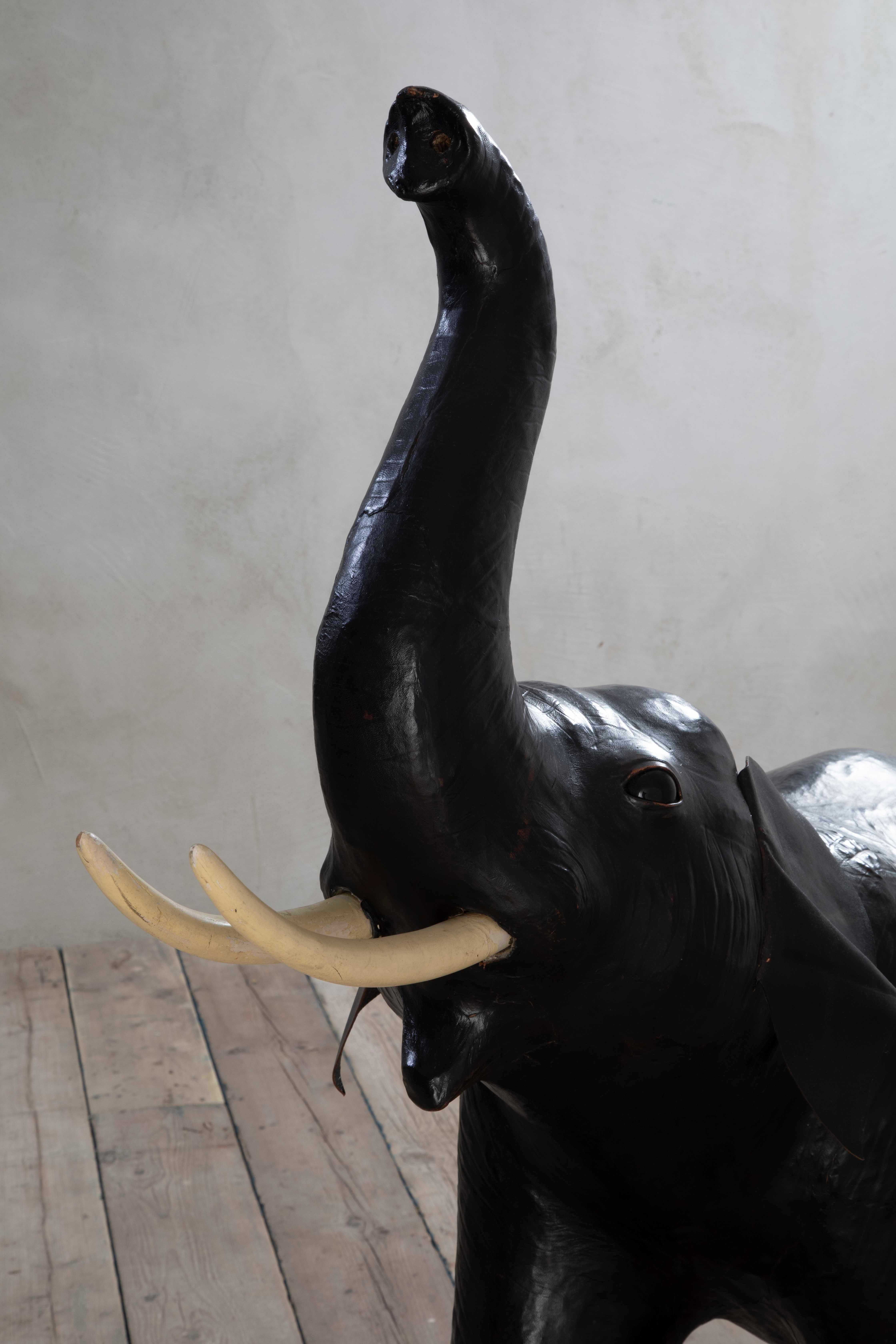 Escultura italiana del siglo XX Elefante de papel maché al estilo de Abercrombie en venta 2