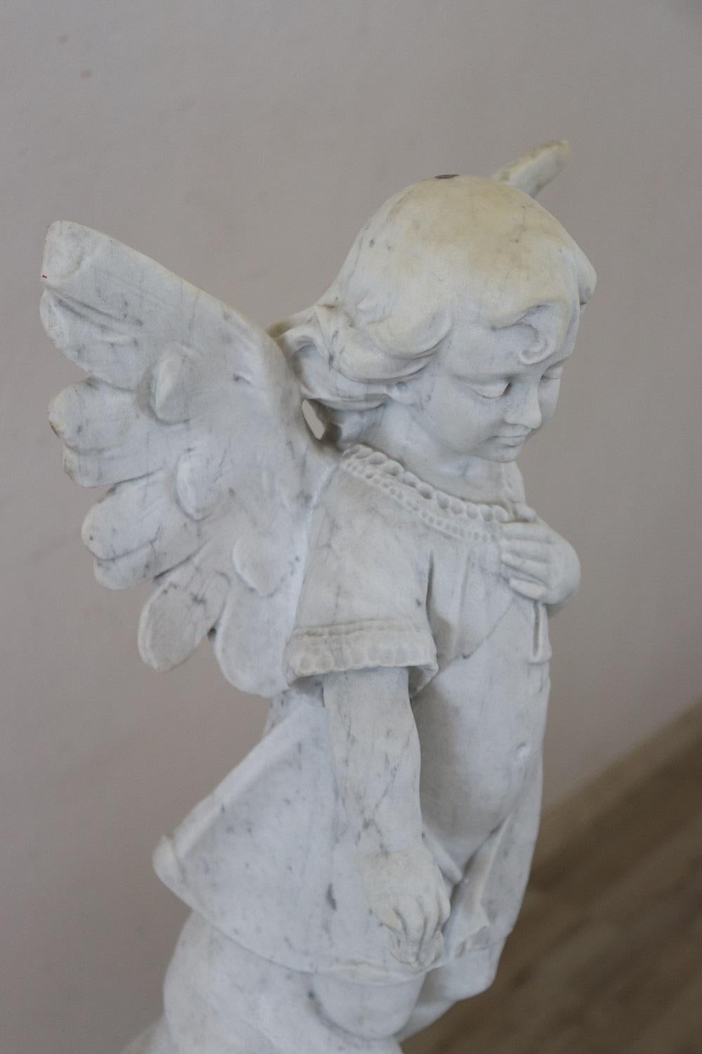 Refined sculpture in white Carrara marble. An angel who watches from above and wants to give protection Great artistic quality, not signed. Proven Italian private collection. Yellow patina on the head / flaw in the tip of a wing, old break.
 