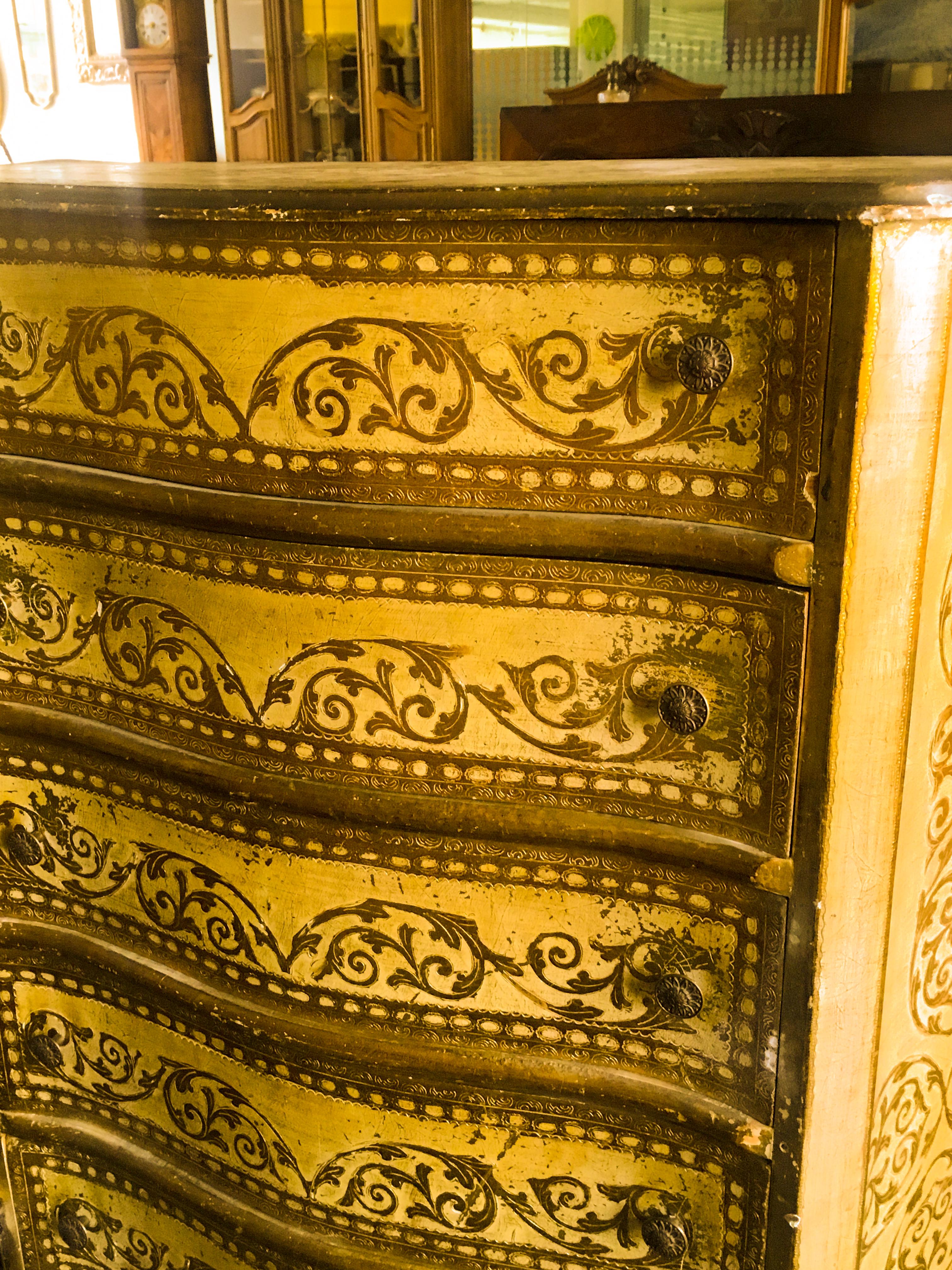 italienisches Seminar des 20. Jahrhunderts, dreiseitig geschwungen, aus beigefarbenem Holz mit goldenen Details, mit sieben Schubladen, die auf kleinen geschwungenen Füßen im Louis XV-Stil ruhen.
Italien, um 1950.