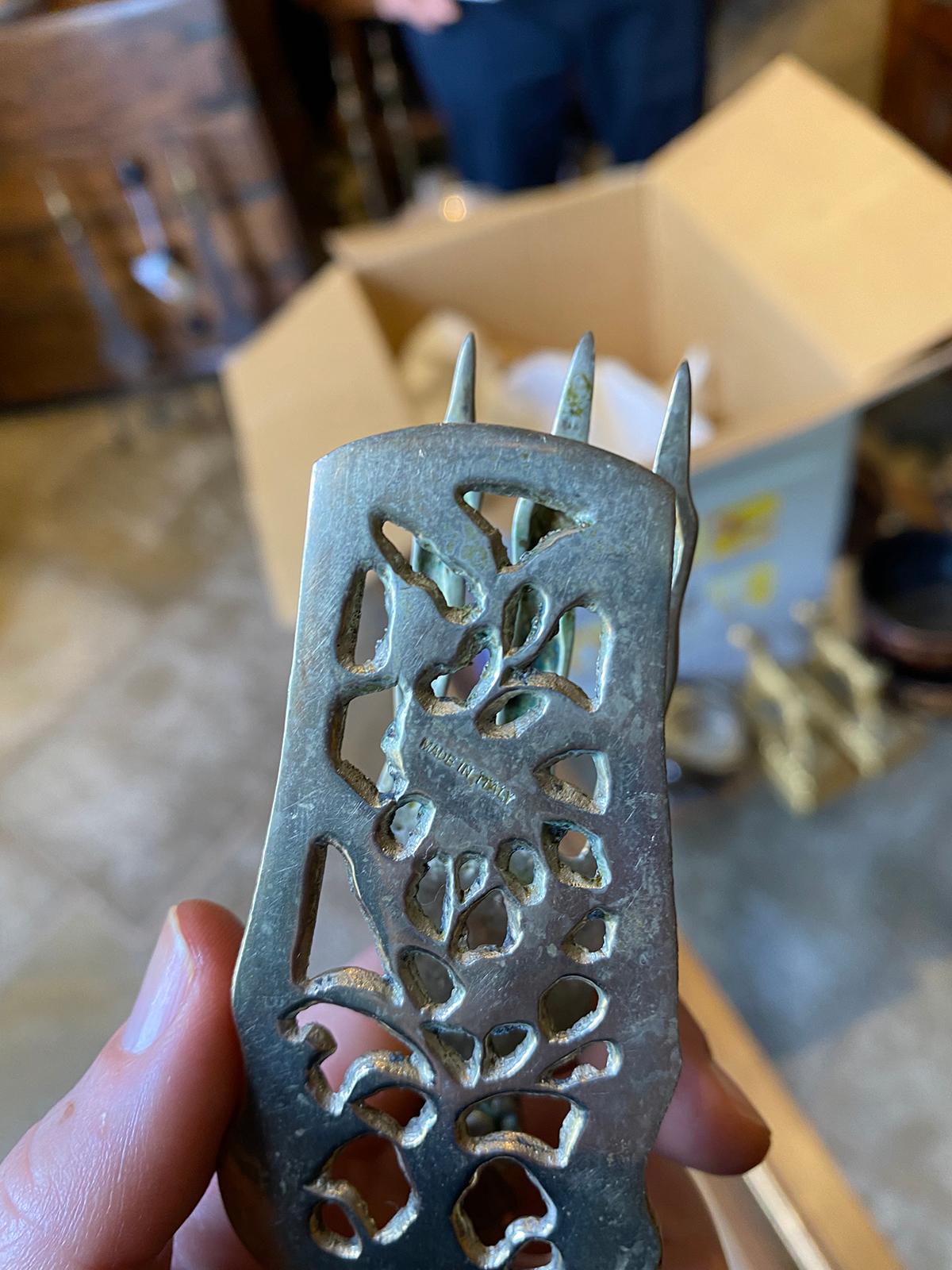 pince à viande italienne en argent du 20e siècle avec tallon, marquée 'Made in Italy'.