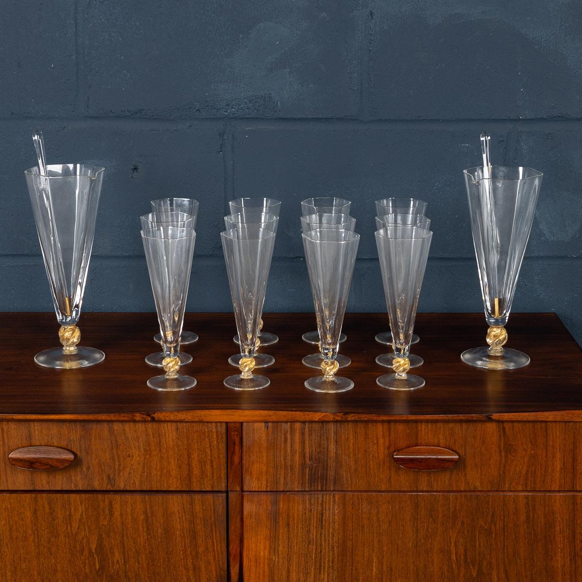 Ensemble de 12 verres à boire et de 2 carafes datant du milieu du 20e siècle. La famille Varisco, maître verrier réputé depuis 1930, est originaire de l'île de Murano à Venise avant de s'installer à Trévise. Reconnu et récompensé au niveau