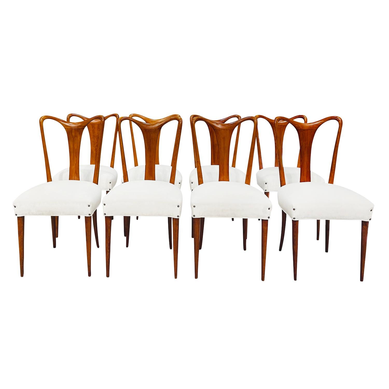 Ein Satz von acht italienischen Esszimmerstühlen aus der Mitte des Jahrhunderts aus handgefertigtem, poliertem Rosenholz, entworfen von Vittorio Dassi, in gutem Zustand. Die gewölbte Rückenlehne der skulpturalen Beistellstühle ist spindelförmig und