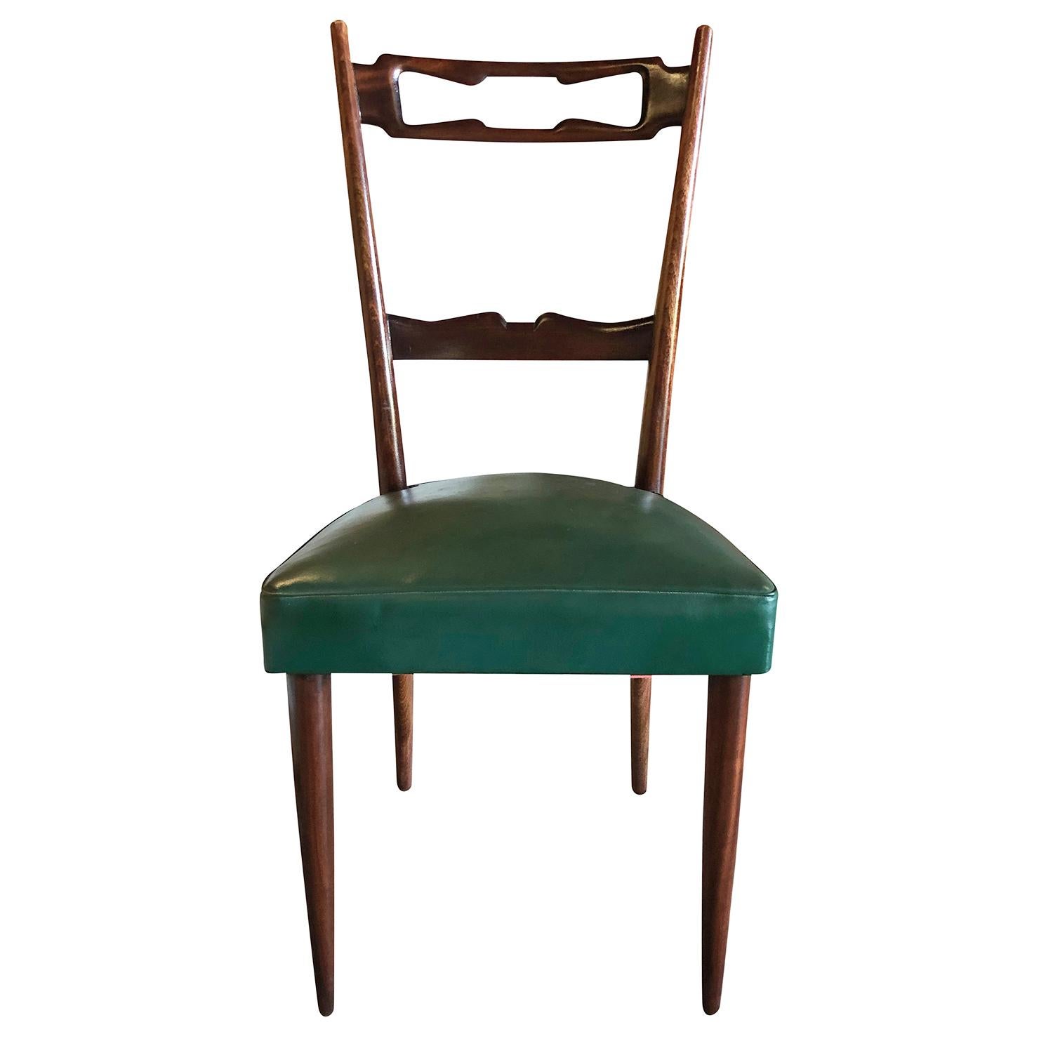 Un ensemble de cinq chaises italiennes vertes, vintage Mid-Century Modern. Design/One en bon état. Housses de siège en cuir d'origine, noyer poli à la gomme-laque foncée. Usures dues à l'âge et à l'utilisation, vers 1950, Milan, Italie.

Mesures :