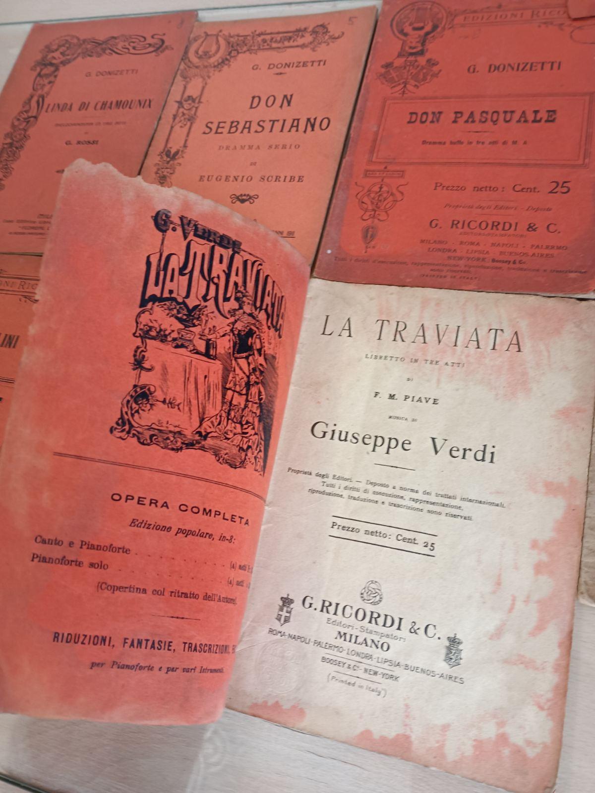 Ensemble italien du 20e siècle de sept librettos d'opéra anciens imprimés en 1903 État moyen - En vente à Sofia, BG