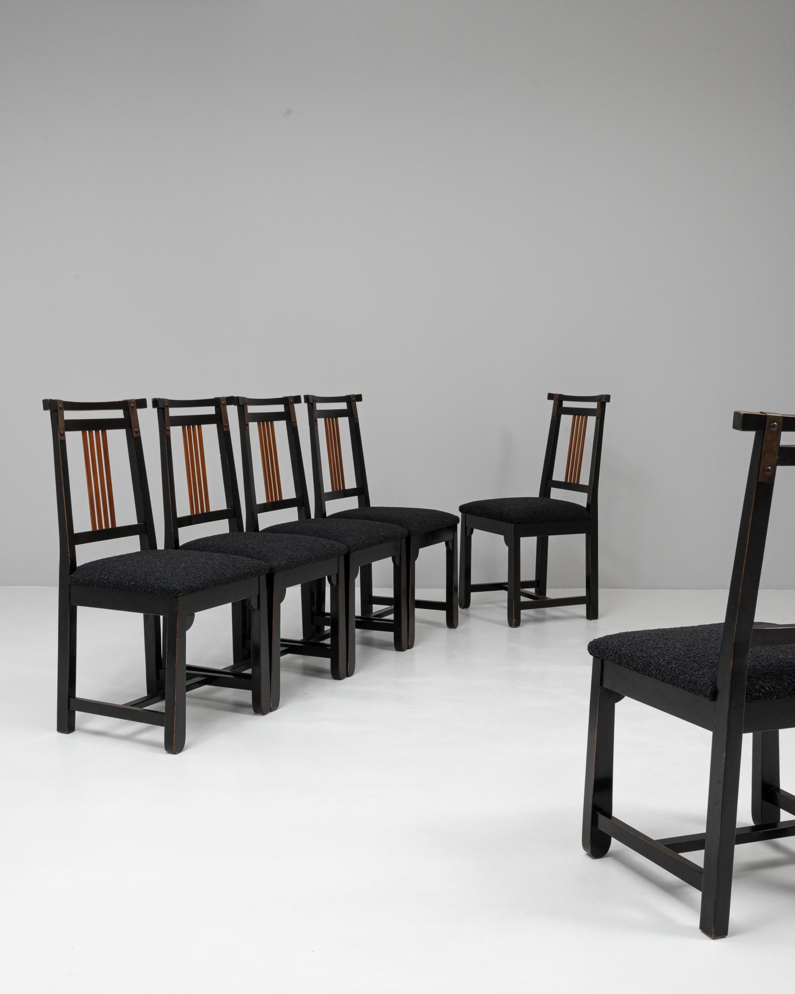 Tappezzeria Set di sei sedie da pranzo imbottite e patinate nere del XX secolo in vendita