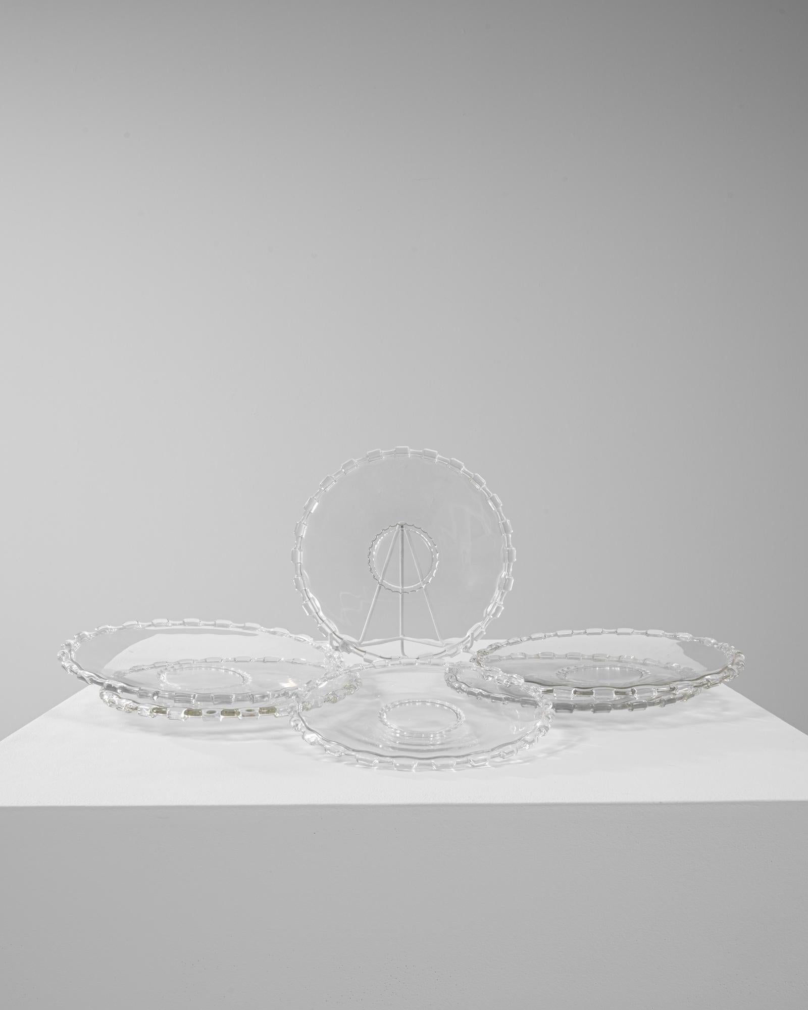 Cet ensemble italien de six assiettes en cristal du 20e siècle témoigne d'une élégance intemporelle et d'un savoir-faire raffiné. Chaque assiette présente un bord délicatement travaillé avec un motif de style bambou, ajoutant texture et