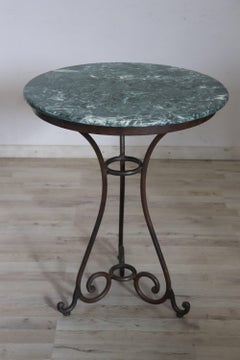 Mesa auxiliar italiana del siglo XX en hierro con tapa de mármol