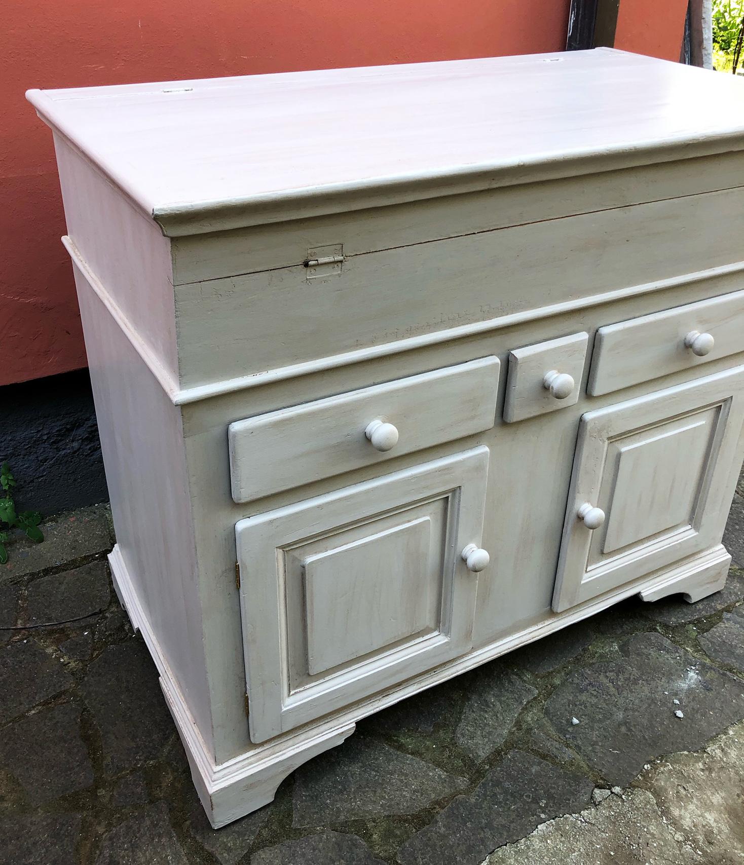 20th century Italian sideboard in alder wood, external color white patinated  In Good Condition For Sale In Buggiano, IT