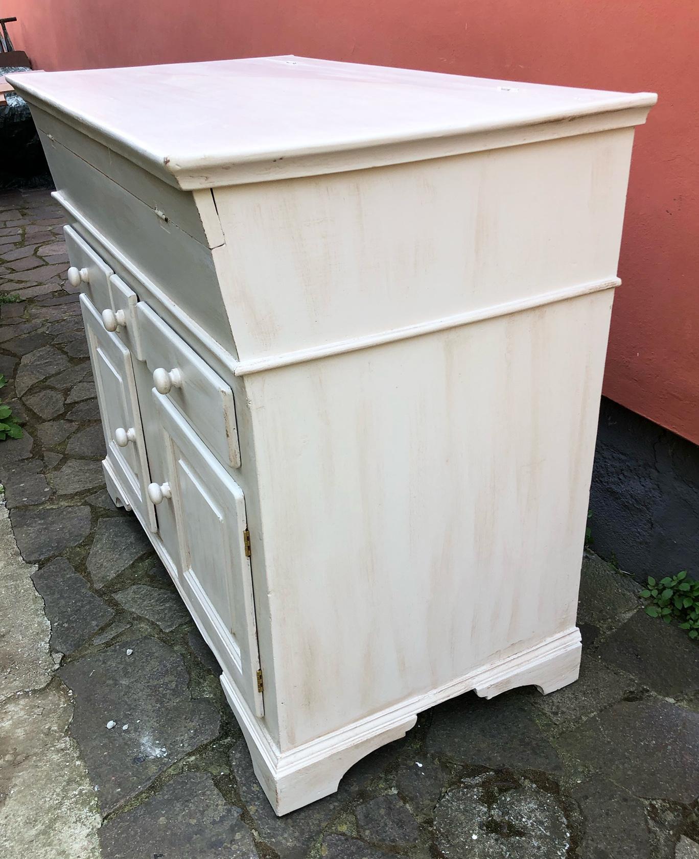 Pioppo Credenza italiana del XX secolo in legno di ontano, colore esterno bianco patinato in vendita