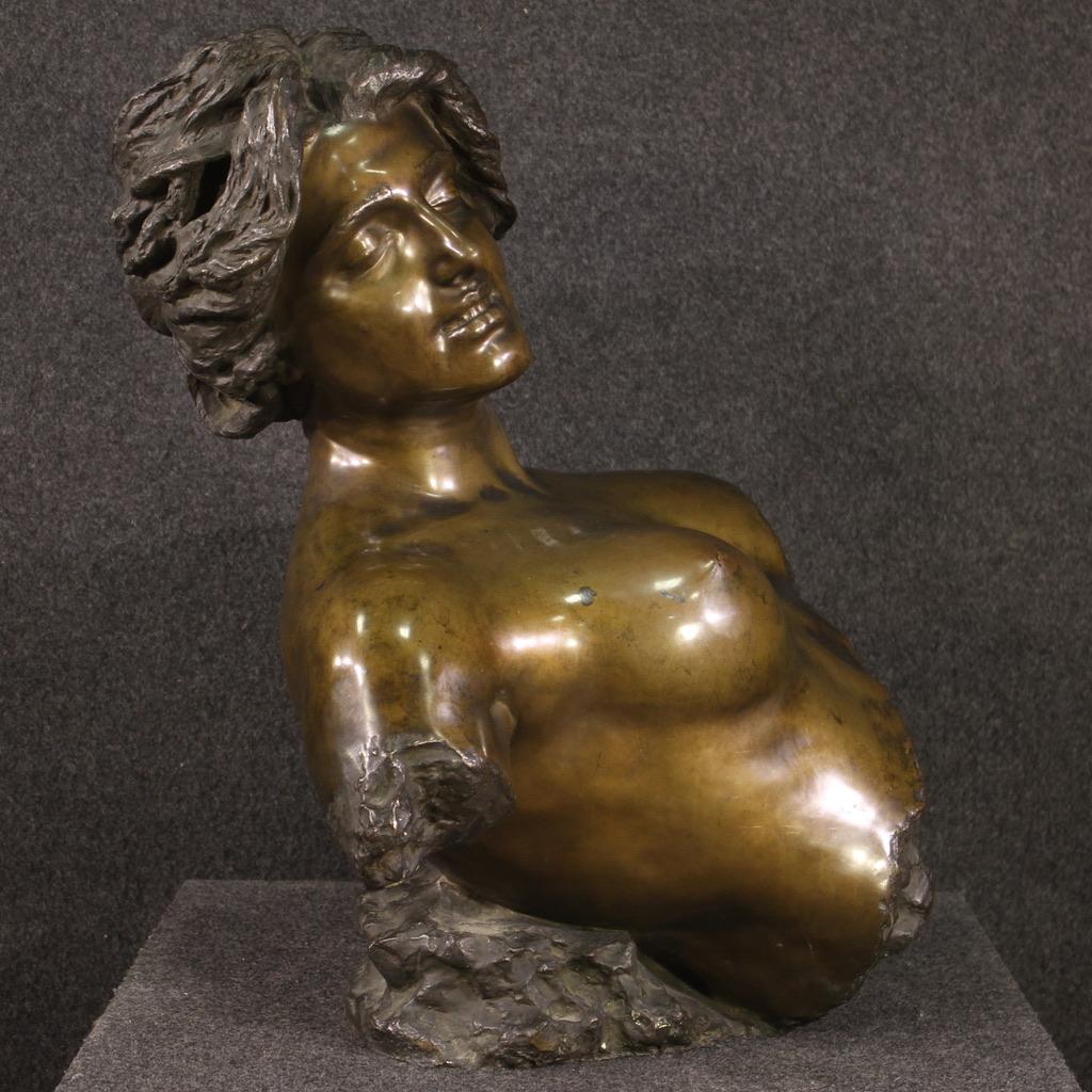 Great Neapolitan bronze from the early 20th century. Finely chiseled bronze artwork depicting a bust of a young girl of excellent quality. Sculpture signed on the back G. Renda Napoli (see photo) attributable to the sculptor Giuseppe Renda