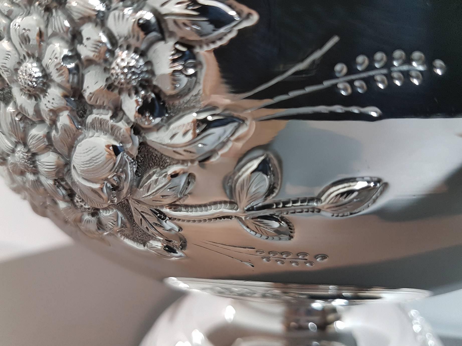 20th Century Italian Silver Centerpieces Embossed and Chiselled with Flowers For Sale 4