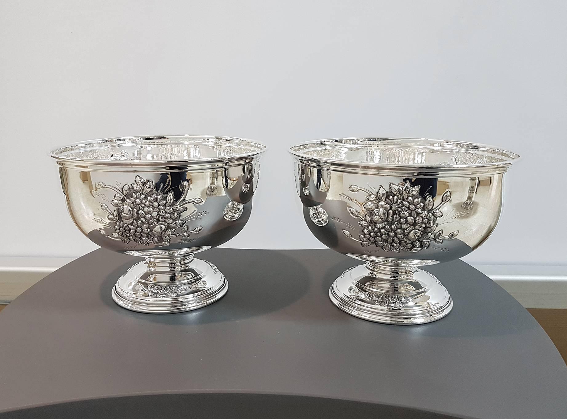 Pair of elegant solid silver 800 round centerpieces on base.
The embossing and chisels with floral motifs are in three sectors, symmetrical both on the body and on the base.
The centerpieces were made completely by hand.

2150 grams for both.