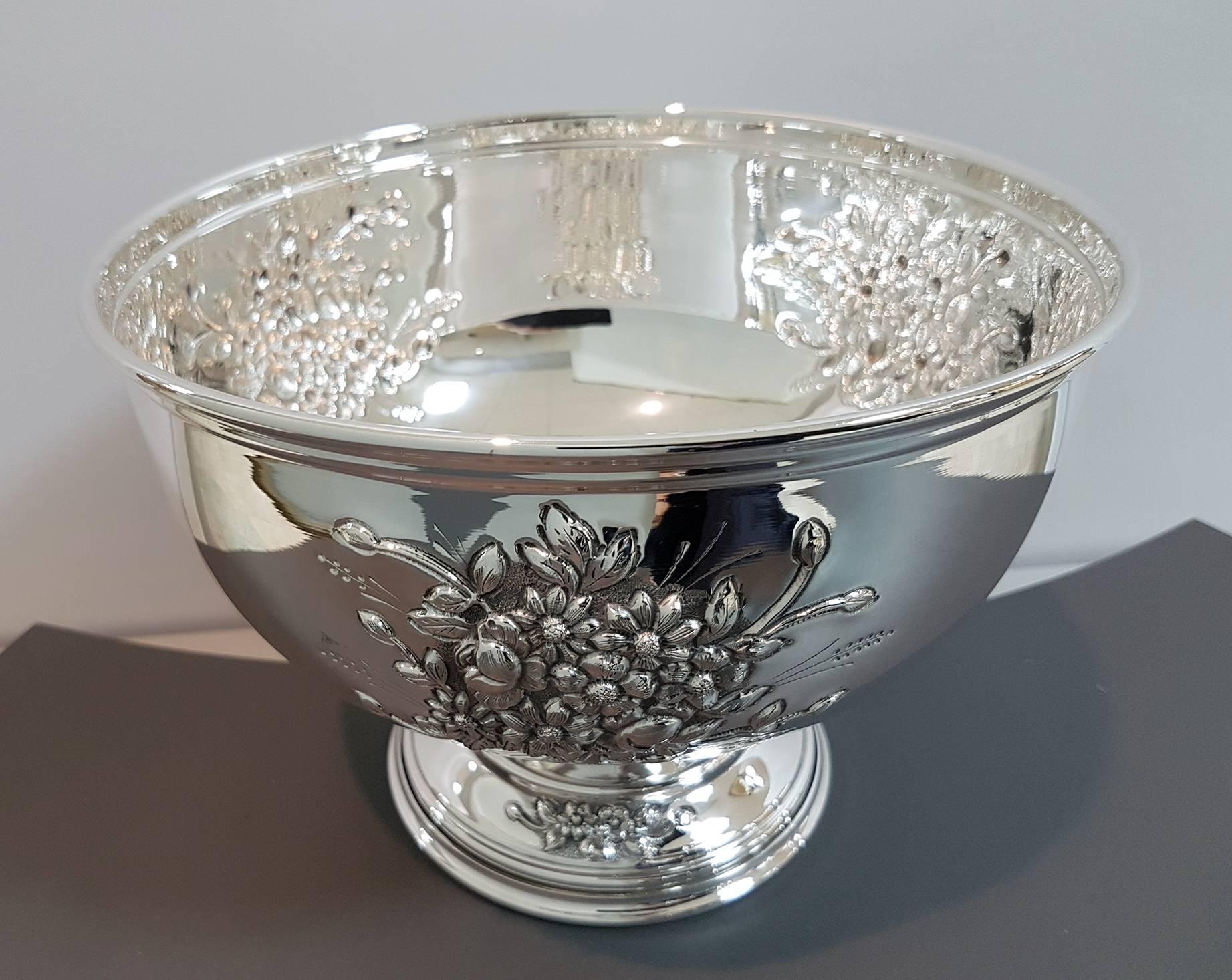 20th Century Italian Silver Centerpieces Embossed and Chiselled with Flowers For Sale 1