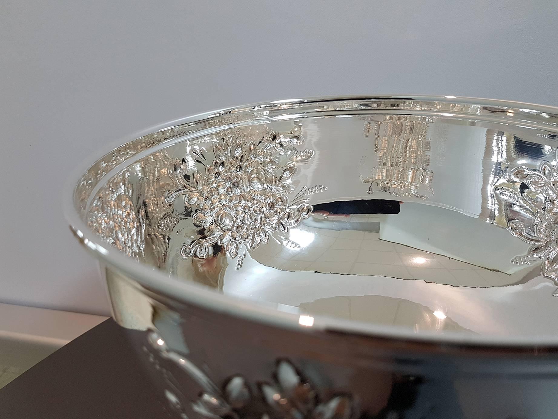 20th Century Italian Silver Centerpieces Embossed and Chiselled with Flowers For Sale 2