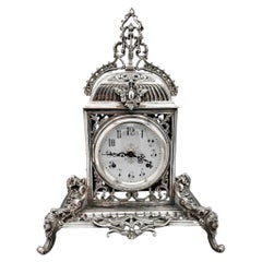 Orologio da tavolo gotico in argento del XX secolo. Colata e scalpello
