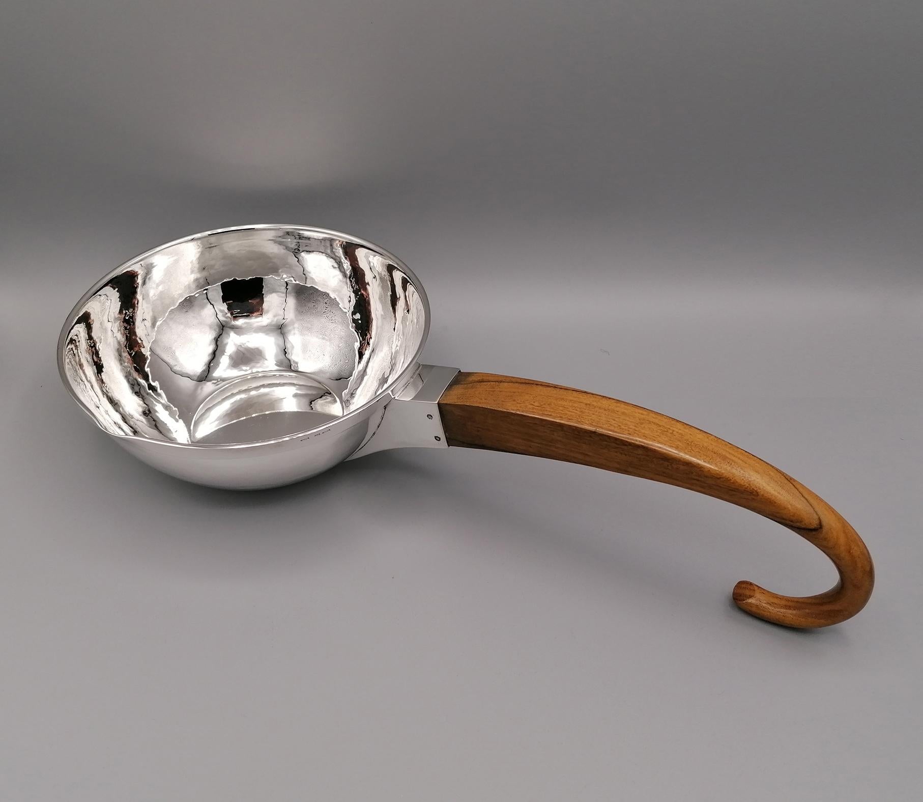 Ladle in solid 800 silver, completely handmade.
The bowl of the ladle is hammered and ambossed with a small countersink to pour the liquid or sauce.
The handle is in rosewood, also handmade and curled in the final part.
The object is suitable for