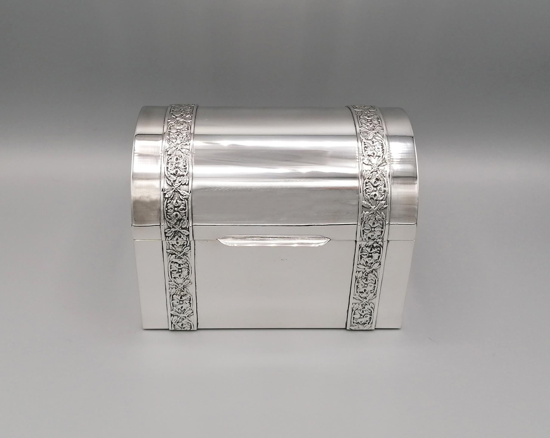 Jewelry box in solid 800 silver in the shape of a casket / trunk.
The lid is hinged. The box is completely smooth with 2 bands shown and chiseled with leaf designs.
The inside of the jewelry box is lined with dark red velvet.
Weight 905