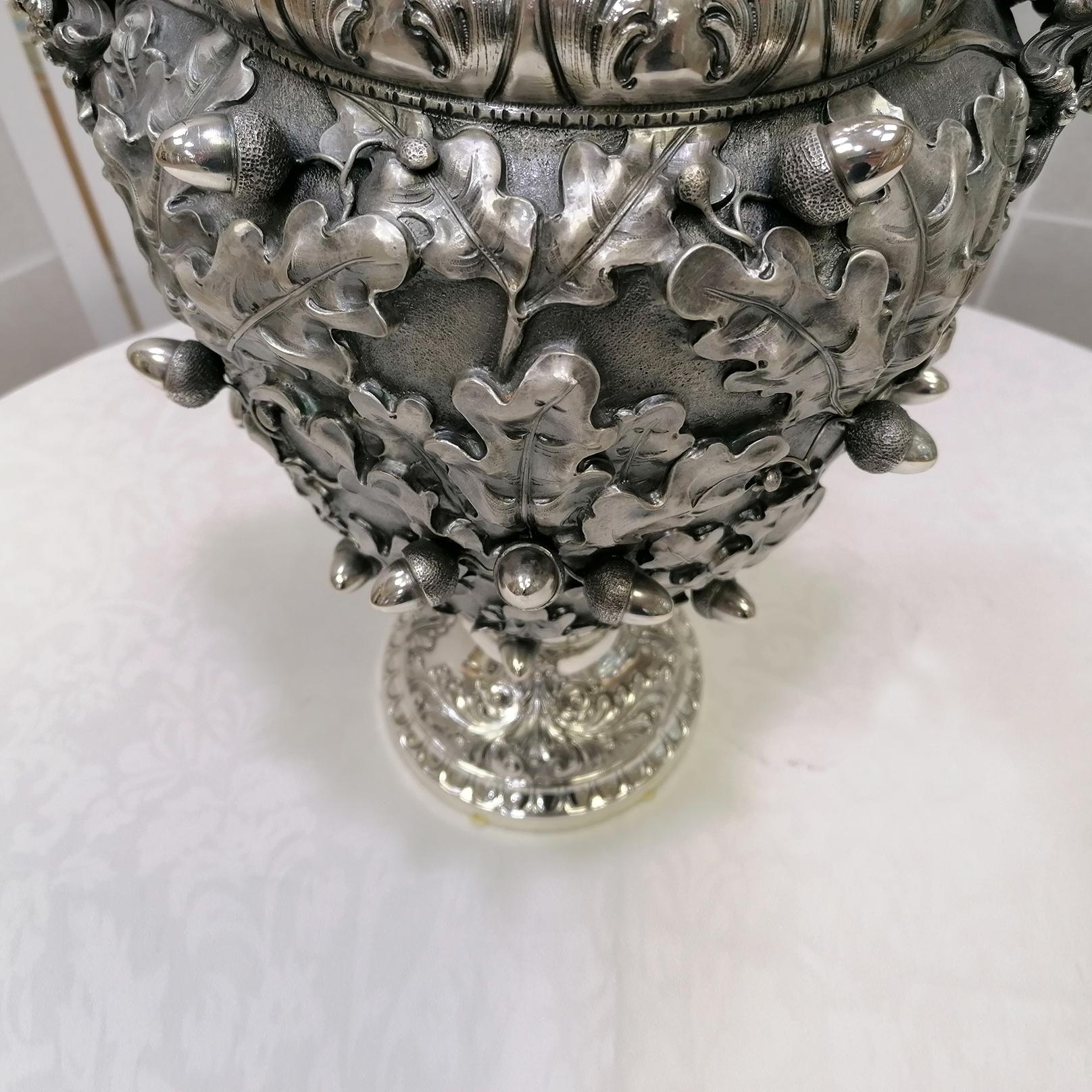 Italienische Vase aus Silber mit Eichenblättern aus dem 20. Jahrhundert. Gesprenkelt, geprägt und brüniert im Angebot 4