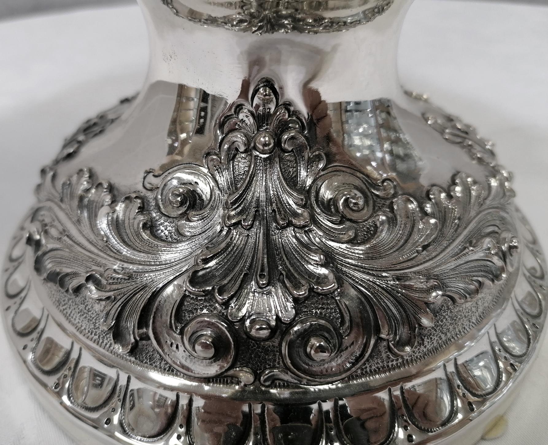 Italienische Vase aus Silber mit Eichenblättern aus dem 20. Jahrhundert. Gesprenkelt, geprägt und brüniert im Angebot 5