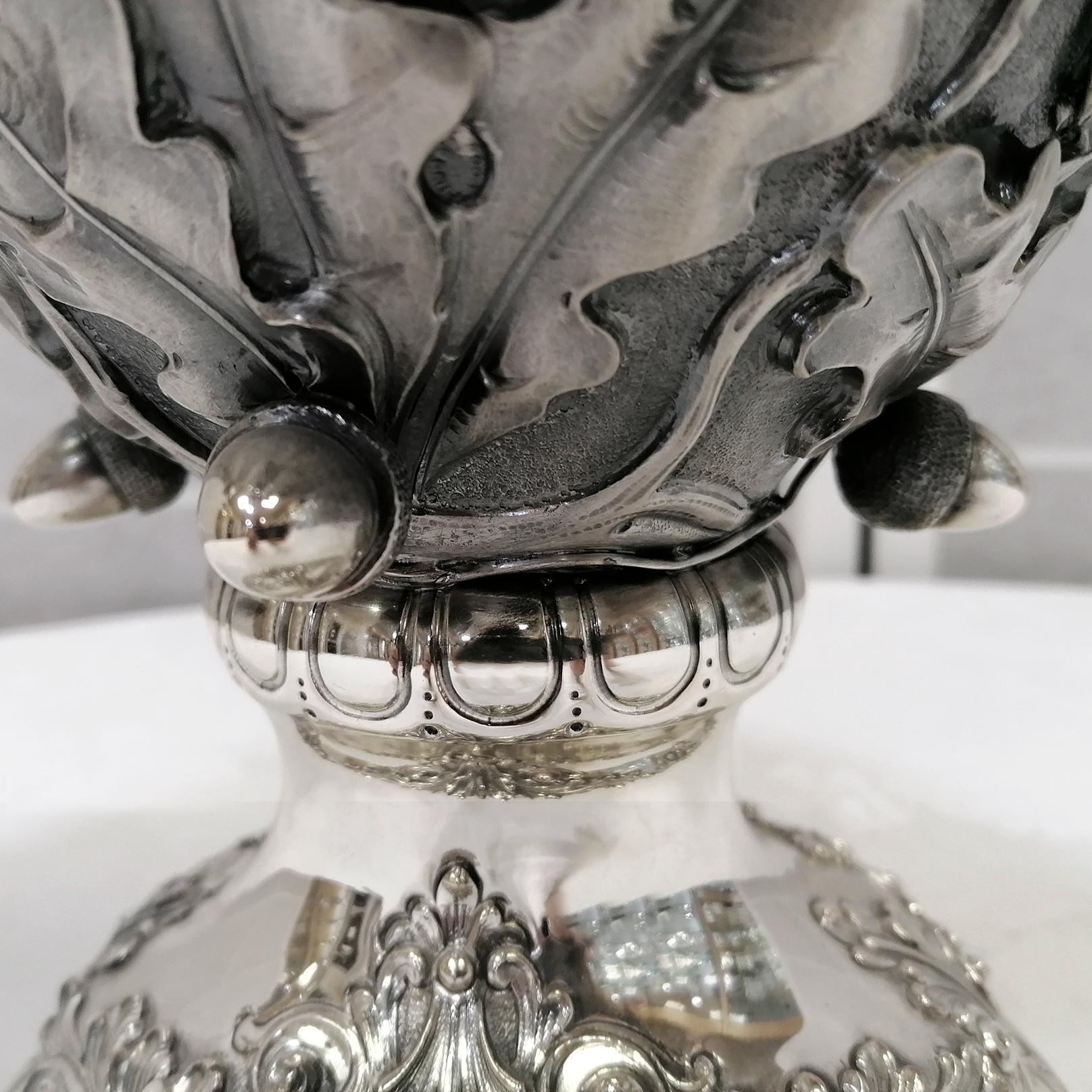 Italienische Vase aus Silber mit Eichenblättern aus dem 20. Jahrhundert. Gesprenkelt, geprägt und brüniert im Angebot 6