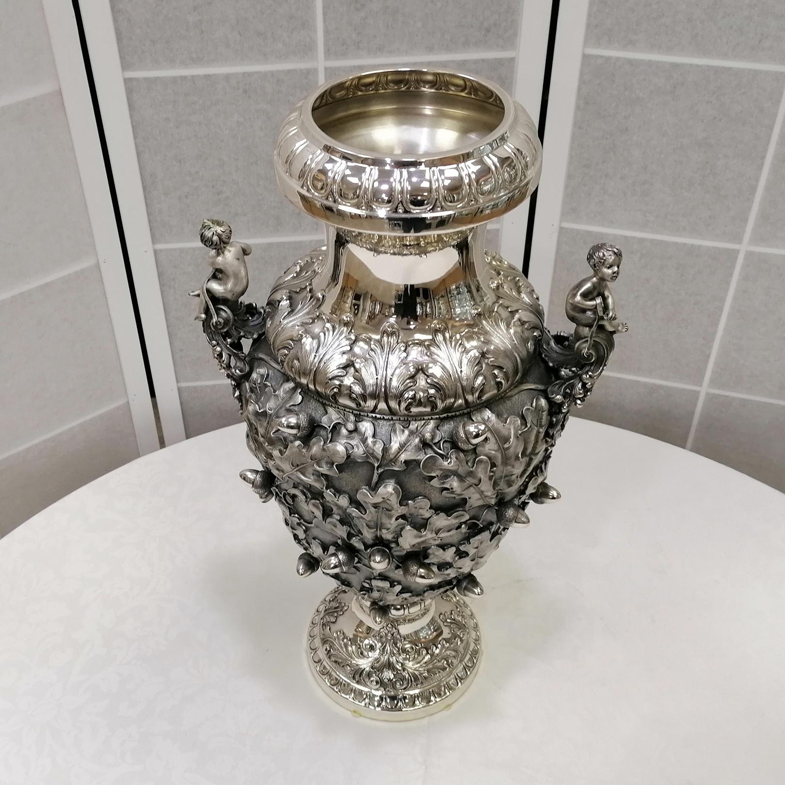 Baroque Vase italien du 20ème siècle en feuilles de chêne argenté. Chiselled, gaufré et bruni en vente