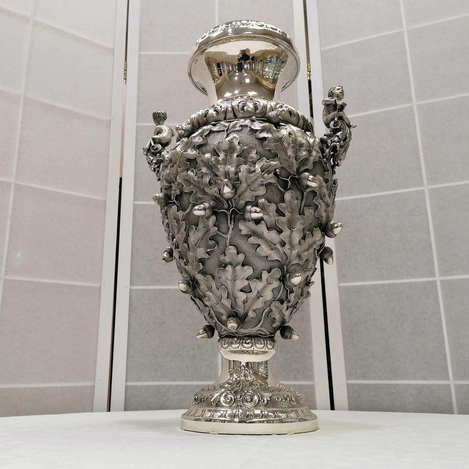 Italienische Vase aus Silber mit Eichenblättern aus dem 20. Jahrhundert. Gesprenkelt, geprägt und brüniert (Poliert) im Angebot