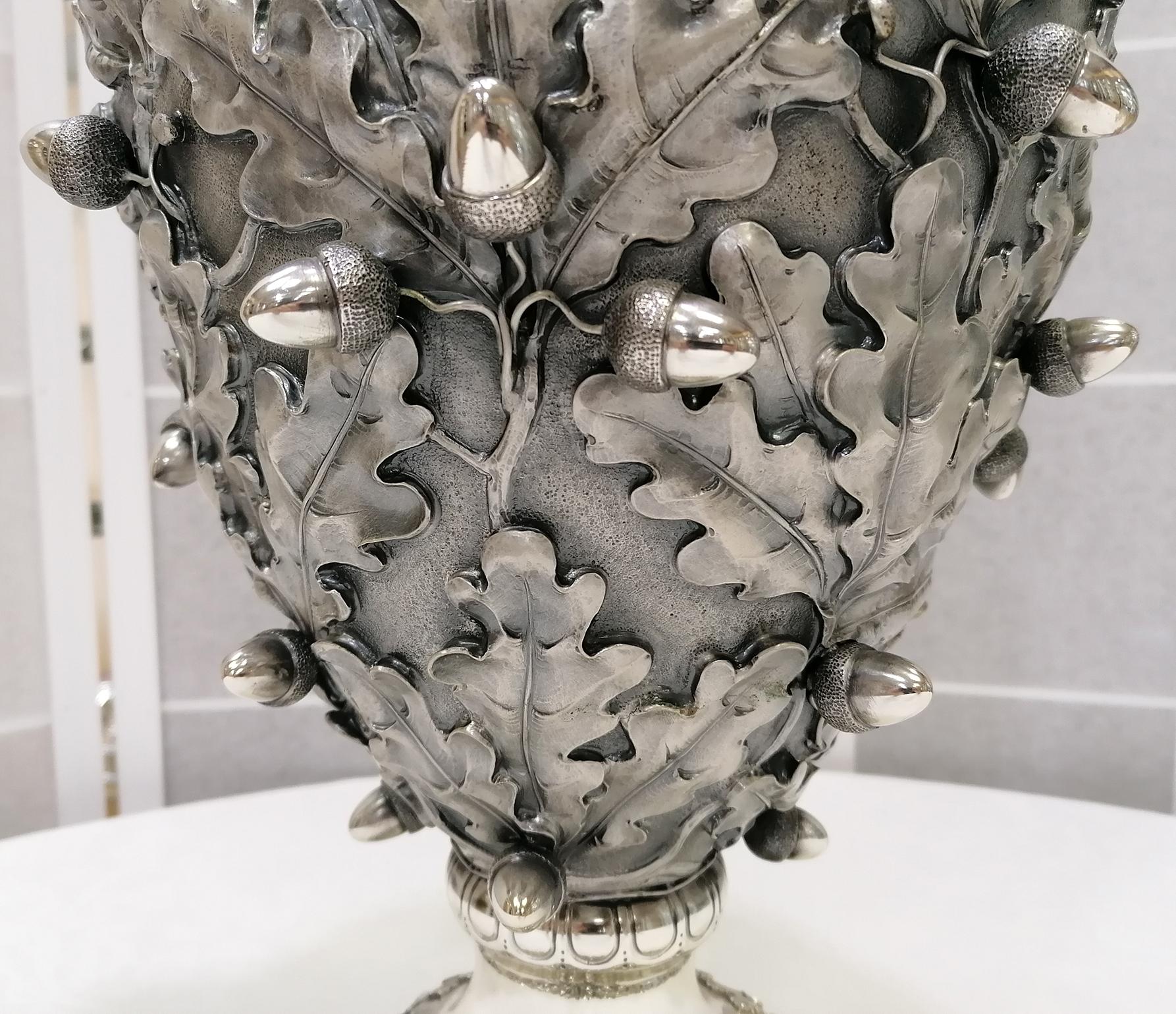 Vase italien du 20ème siècle en feuilles de chêne argenté. Chiselled, gaufré et bruni Excellent état - En vente à VALENZA, IT