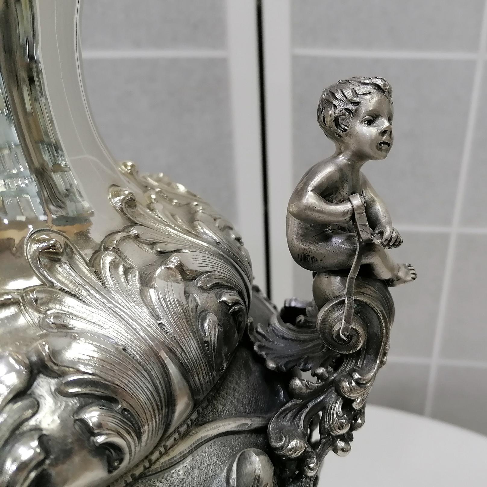 Italienische Vase aus Silber mit Eichenblättern aus dem 20. Jahrhundert. Gesprenkelt, geprägt und brüniert im Angebot 1