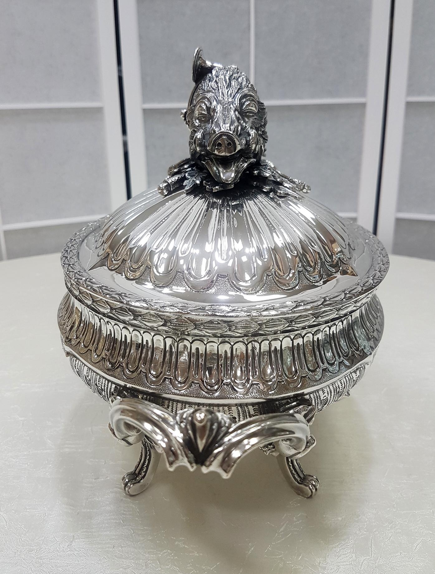 Italienische Suppenterrine aus Silber im Empire-Stil des 20. Jahrhunderts von Vittorio Manzoni, Mailand (Gegossen) im Angebot