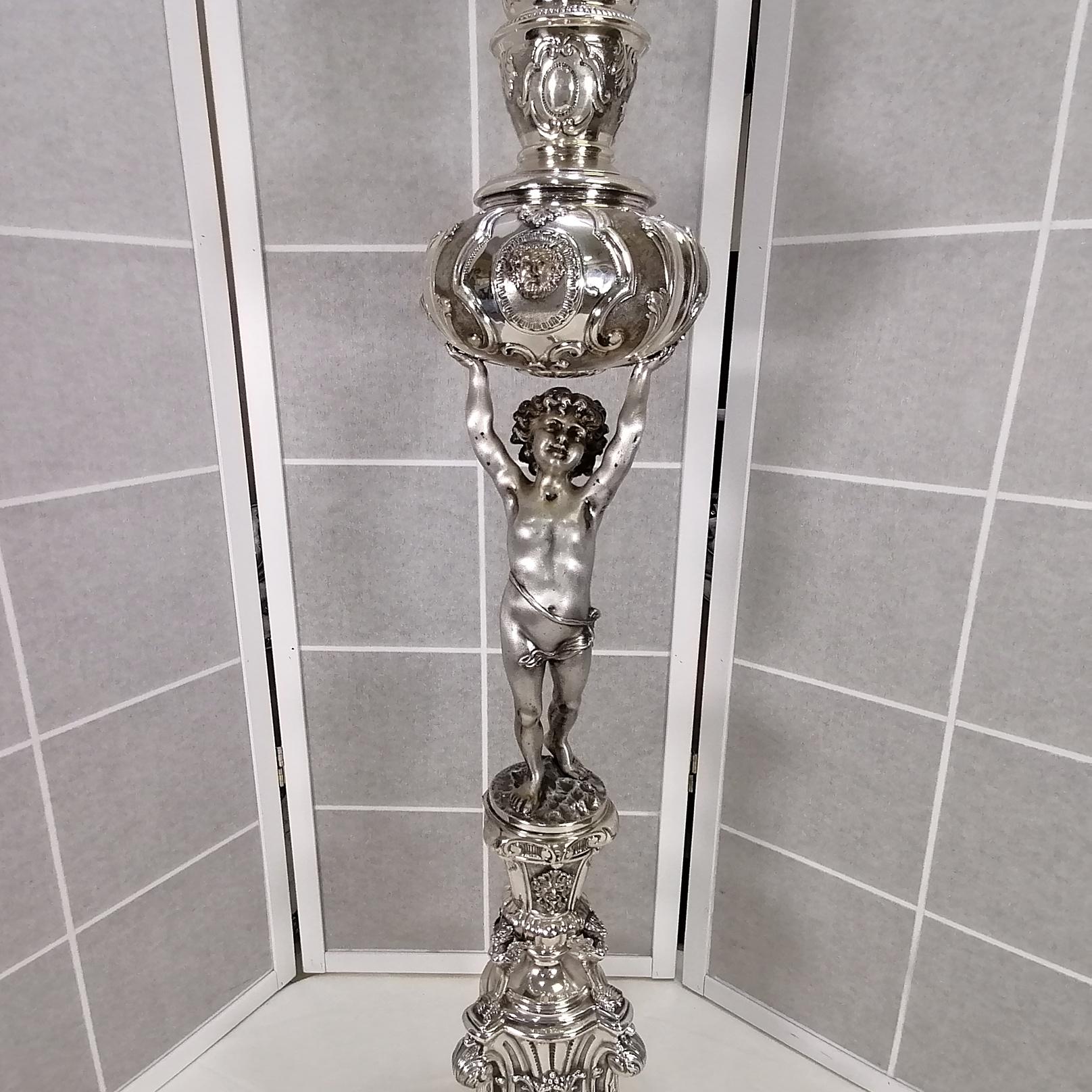 Table de salon en argent du 20e siècle, Italie  Lampe. Embossée et cessée à la main Excellent état - En vente à VALENZA, IT