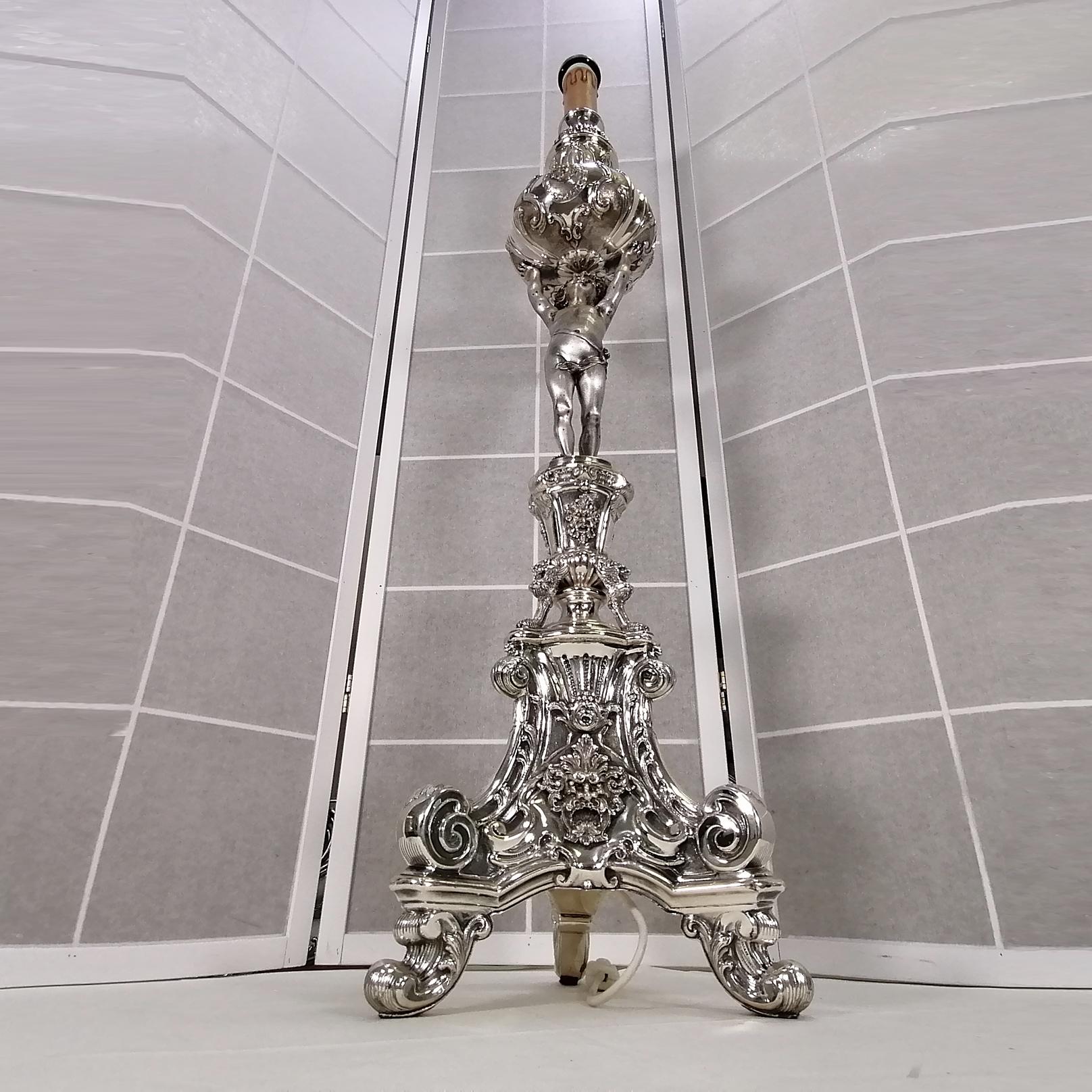 Milieu du XXe siècle Table de salon en argent du 20e siècle, Italie  Lampe. Embossée et cessée à la main en vente