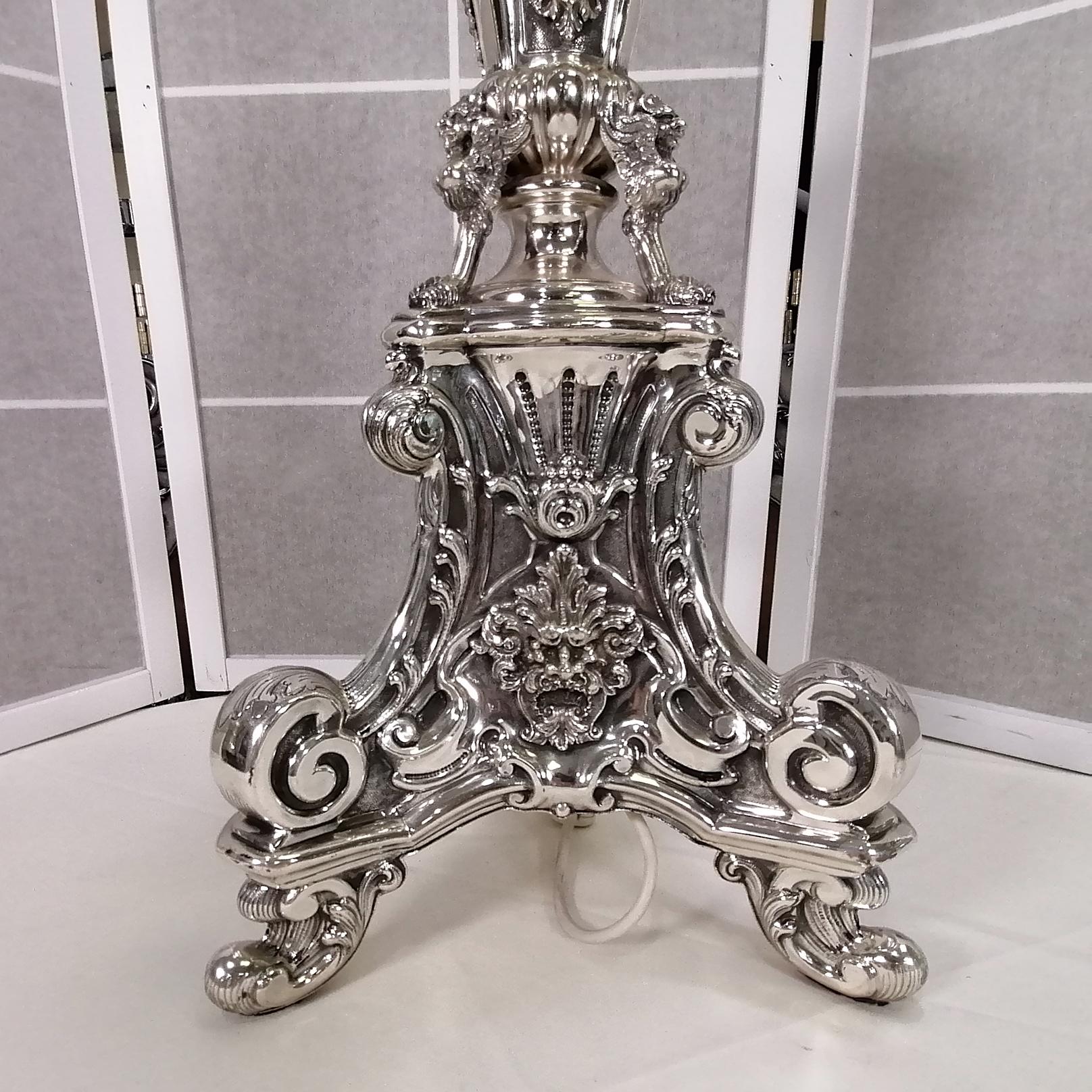 Argent Table de salon en argent du 20e siècle, Italie  Lampe. Embossée et cessée à la main en vente