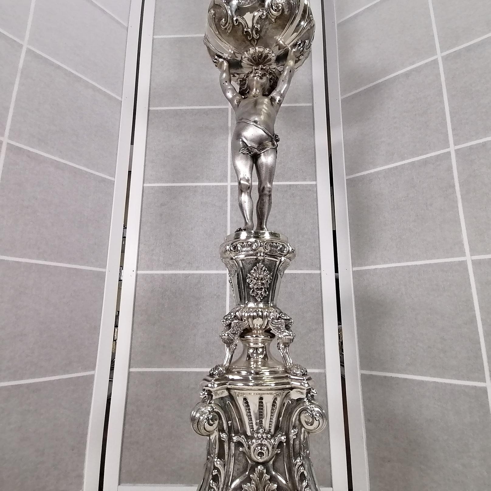 Table de salon en argent du 20e siècle, Italie  Lampe. Embossée et cessée à la main en vente 1
