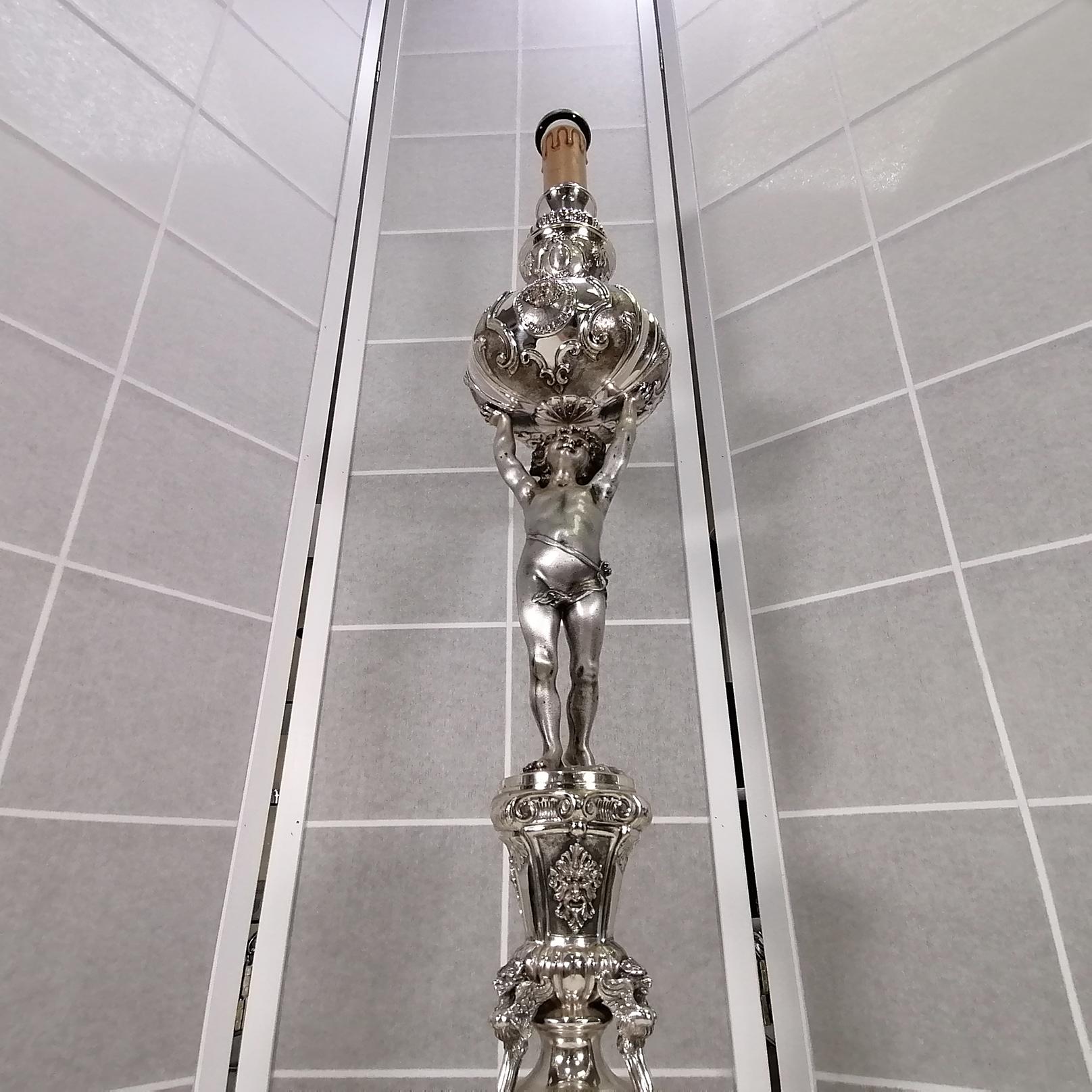 Table de salon en argent du 20e siècle, Italie  Lampe. Embossée et cessée à la main en vente 2