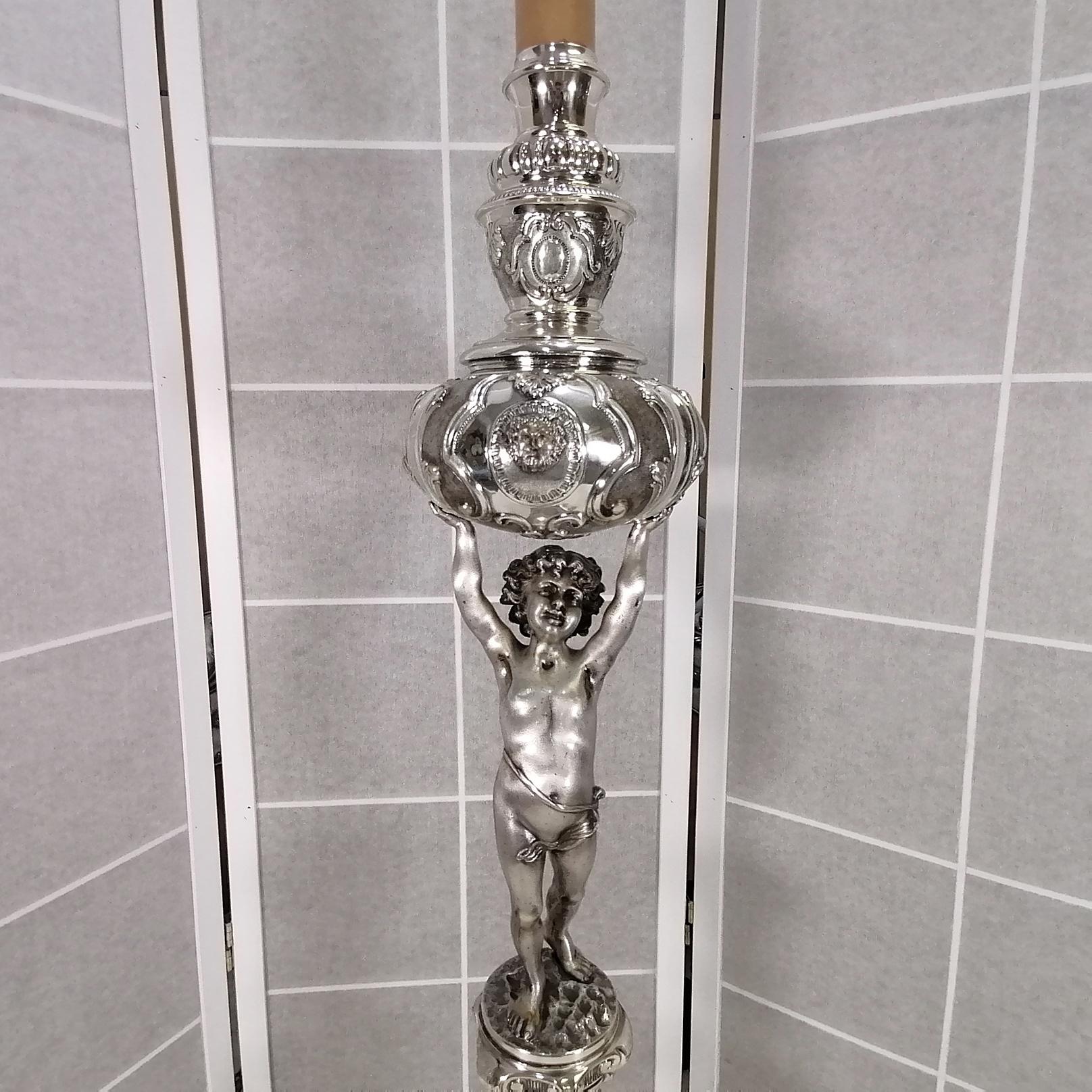 Table de salon en argent du 20e siècle, Italie  Lampe. Embossée et cessée à la main en vente 3