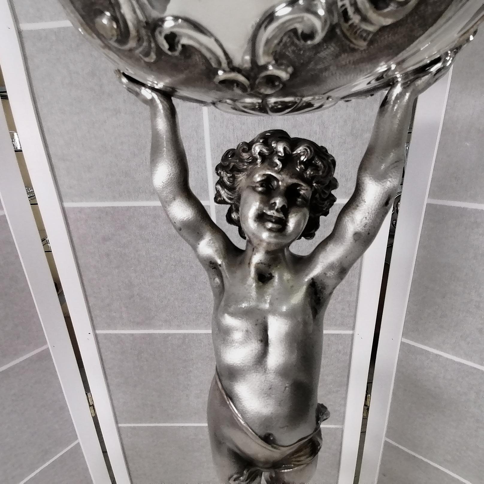 Table de salon en argent du 20e siècle, Italie  Lampe. Embossée et cessée à la main en vente 4