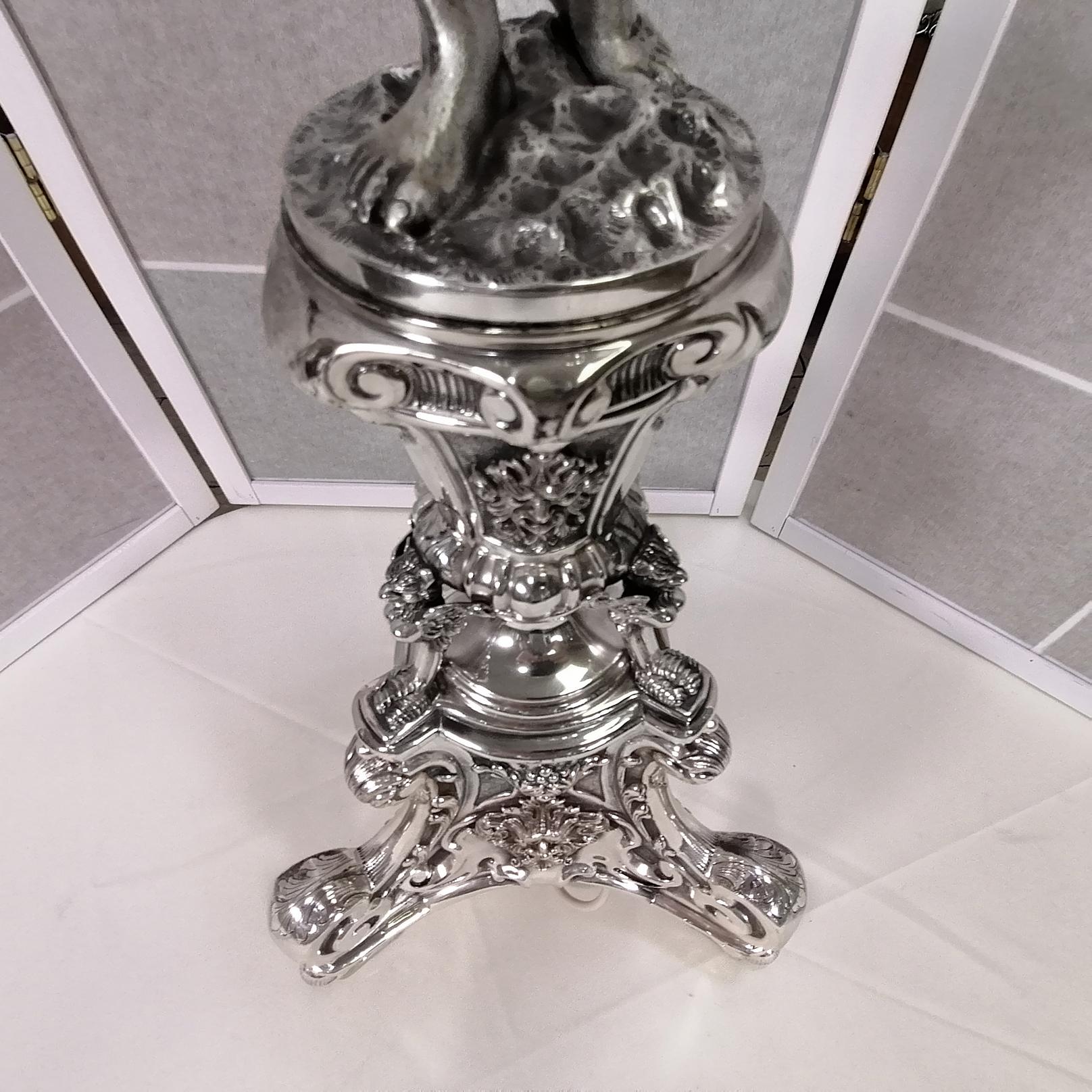 Table de salon en argent du 20e siècle, Italie  Lampe. Embossée et cessée à la main en vente 5