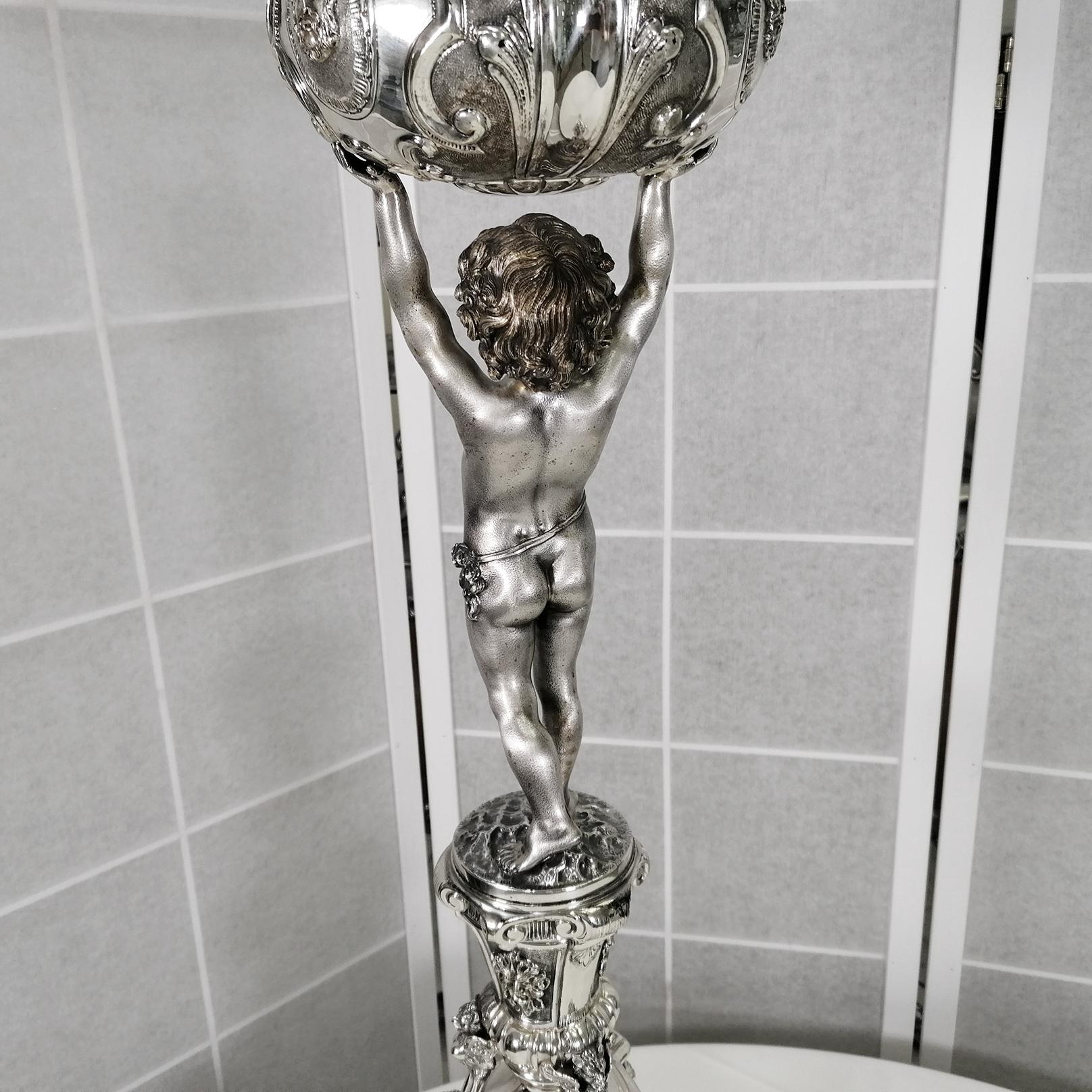 Table de salon en argent du 20e siècle, Italie  Lampe. Embossée et cessée à la main en vente 6