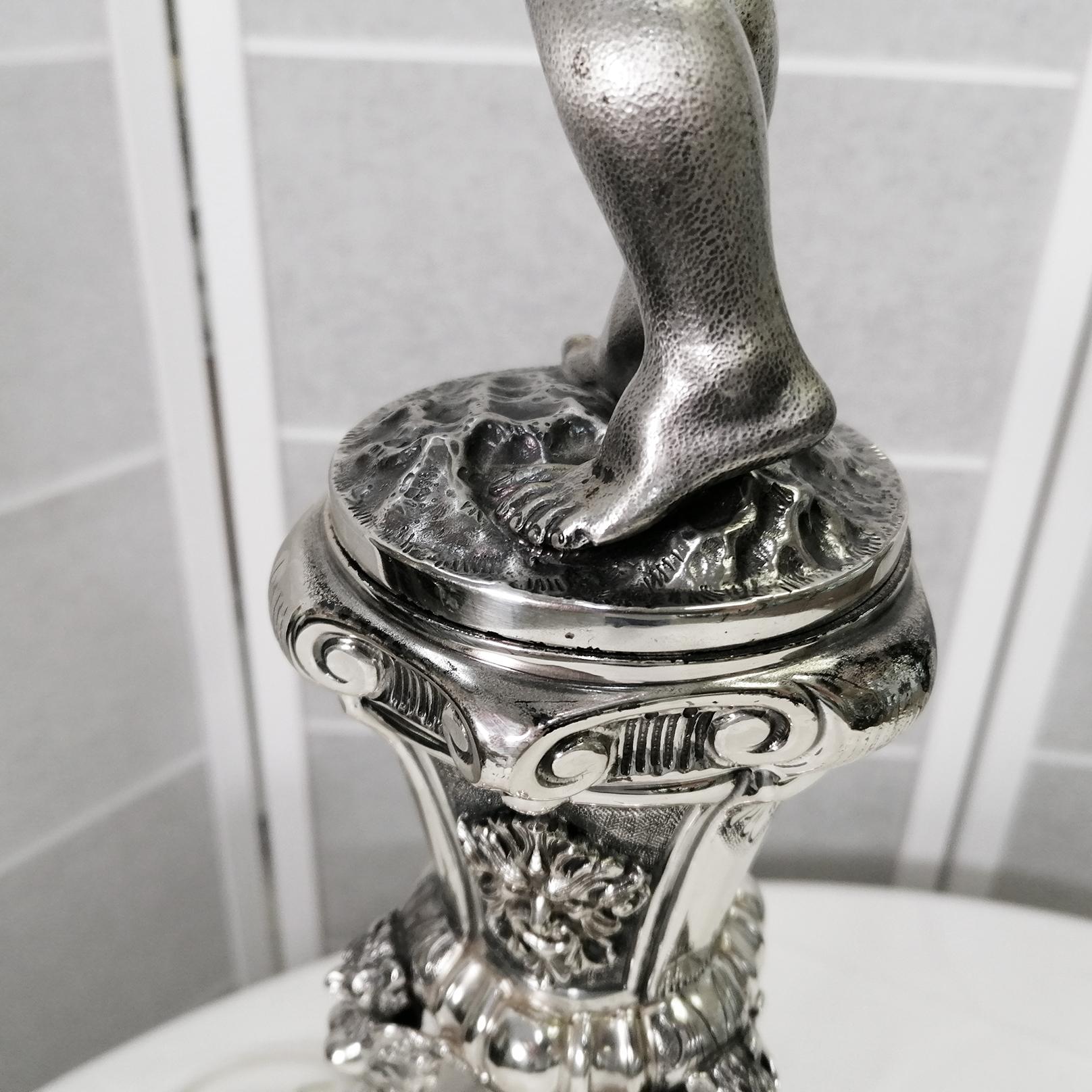 Table de salon en argent du 20e siècle, Italie  Lampe. Embossée et cessée à la main en vente 7