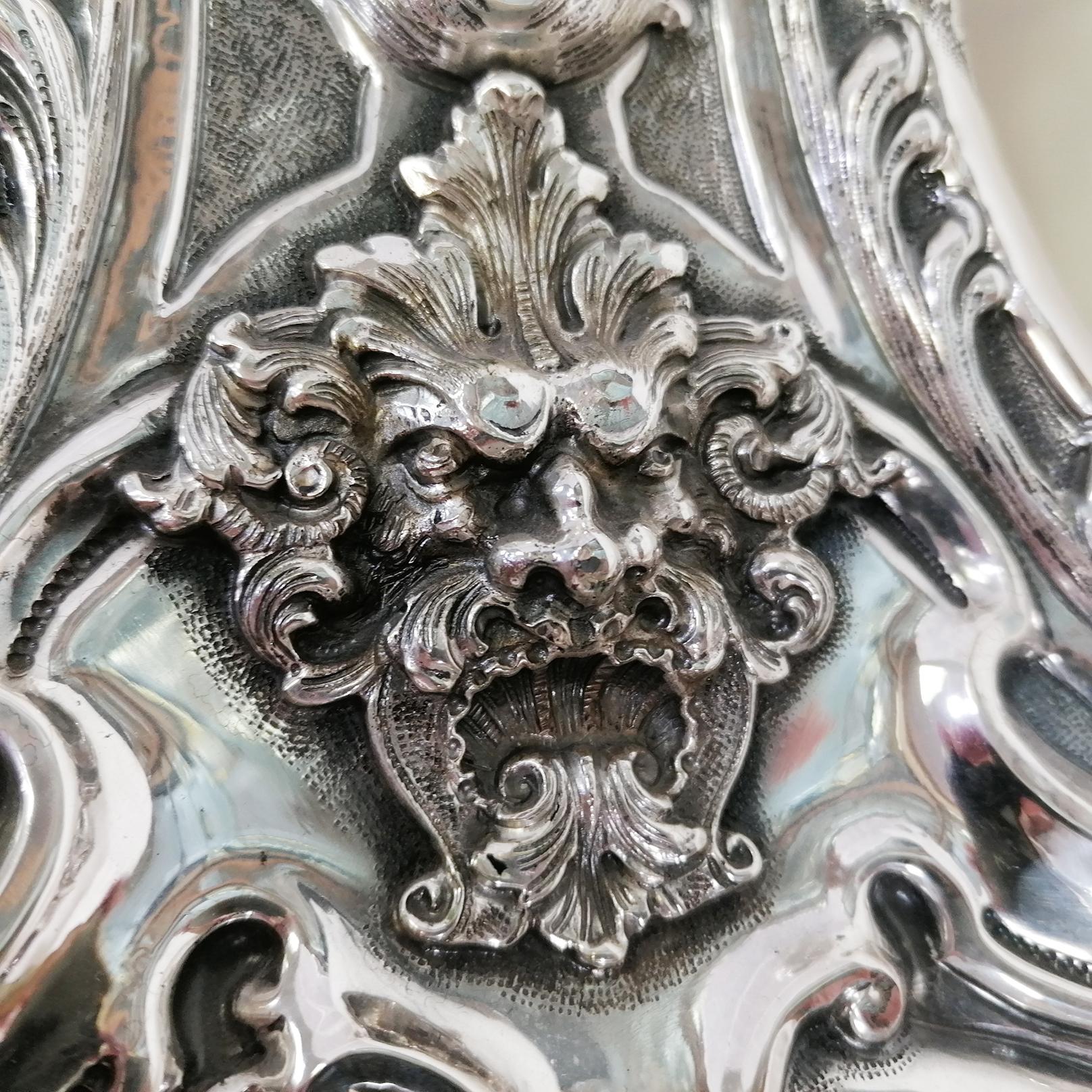 Table de salon en argent du 20e siècle, Italie  Lampe. Embossée et cessée à la main en vente 11