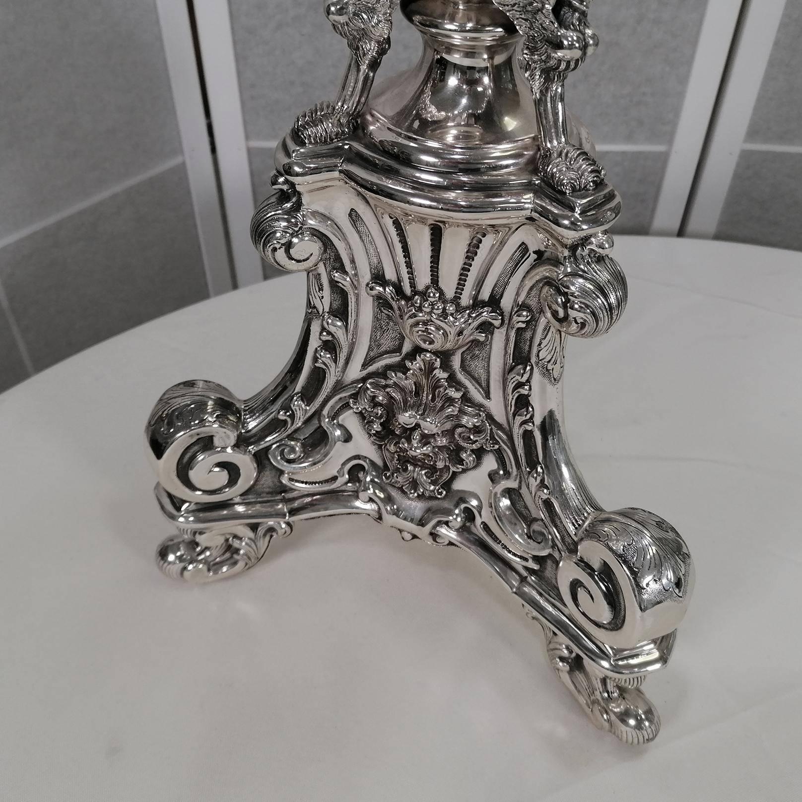 Table de salon en argent du 20e siècle, Italie  Lampe. Embossée et cessée à la main en vente 8