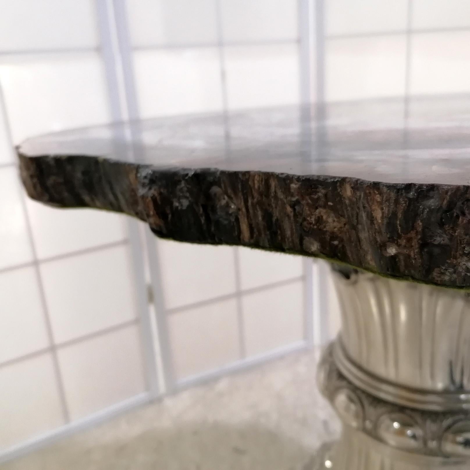 Italienischer Silbertisch des 20. Jahrhunderts. Oberseite ist in braunem Slab  Amerikanisches Sequoia aus Fossil (Geprägt) im Angebot