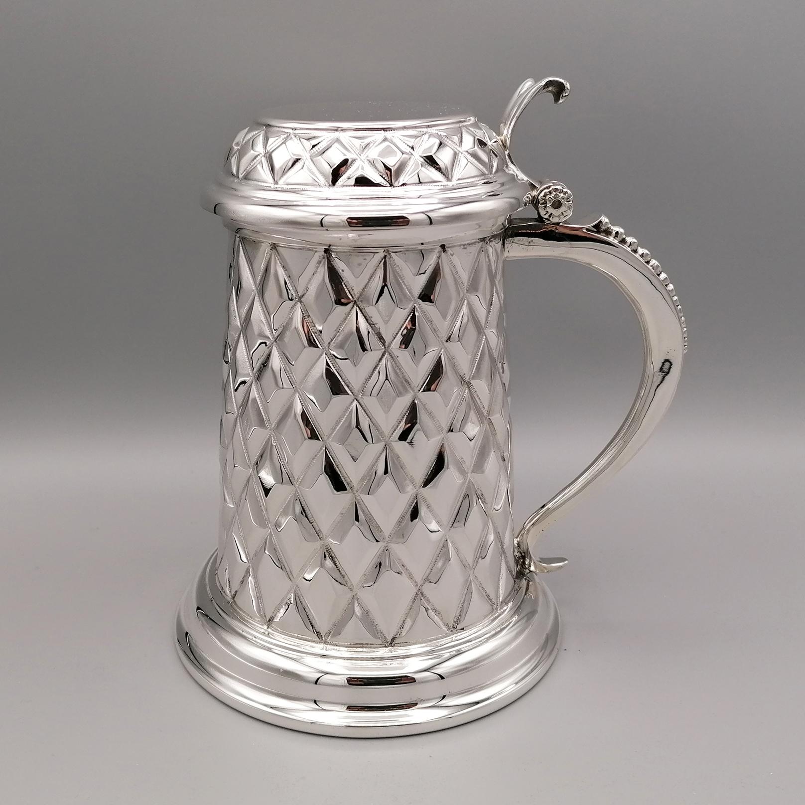 Tarkard in solid silver 800.
The design on the body has a diamond pattern.
The beaded handle is worked with casting motifs
The interior of the tarkard is gilded
760 grams.