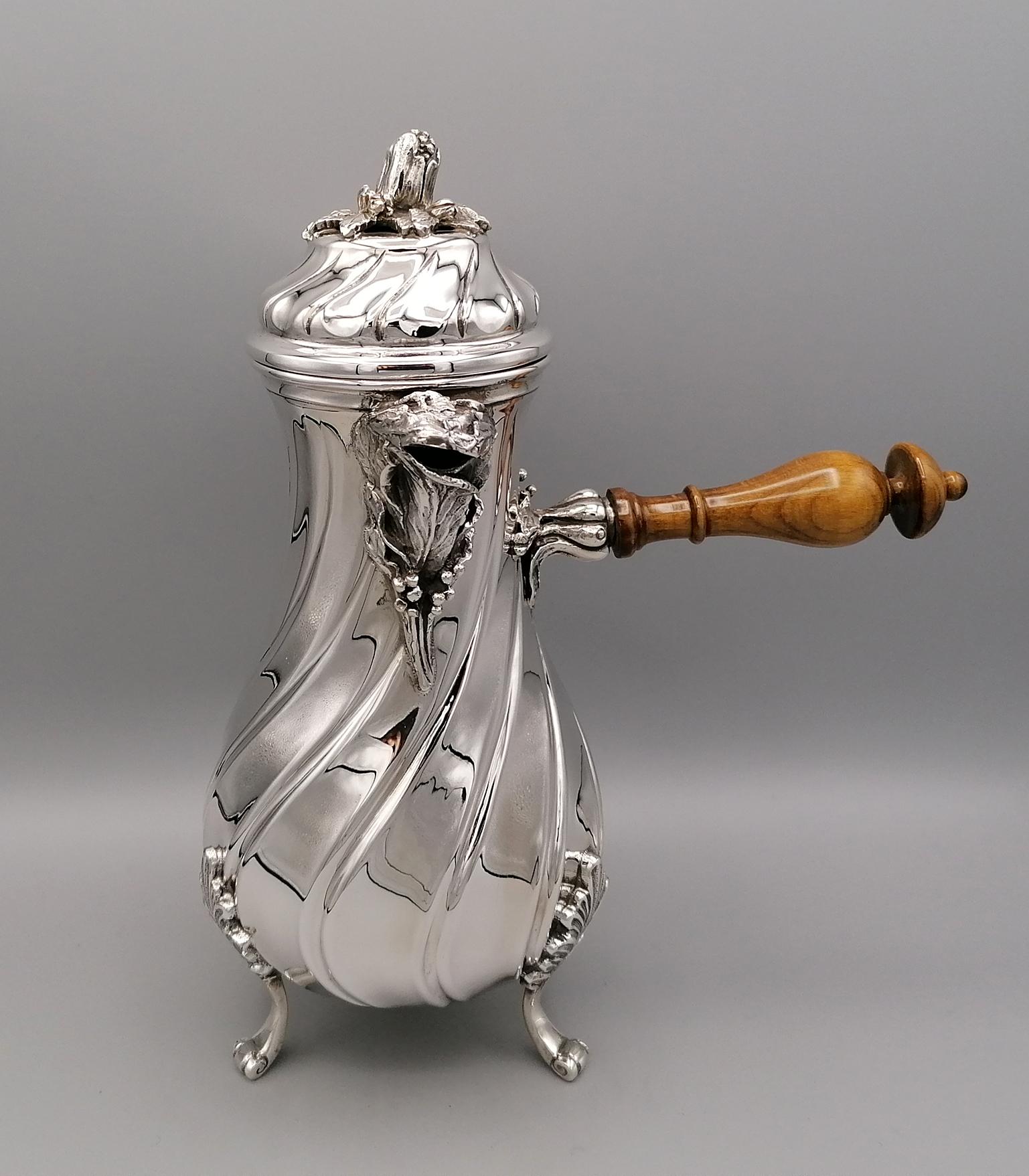 Silver 800  Baroque replica chocolate-pot
The torchon body is chiselled completely by hand.
Feet, spout, and lid are melted.
The transversal handle is of precious and shaped wood.
The chocolate pot came into use in the seventeenth century, when the