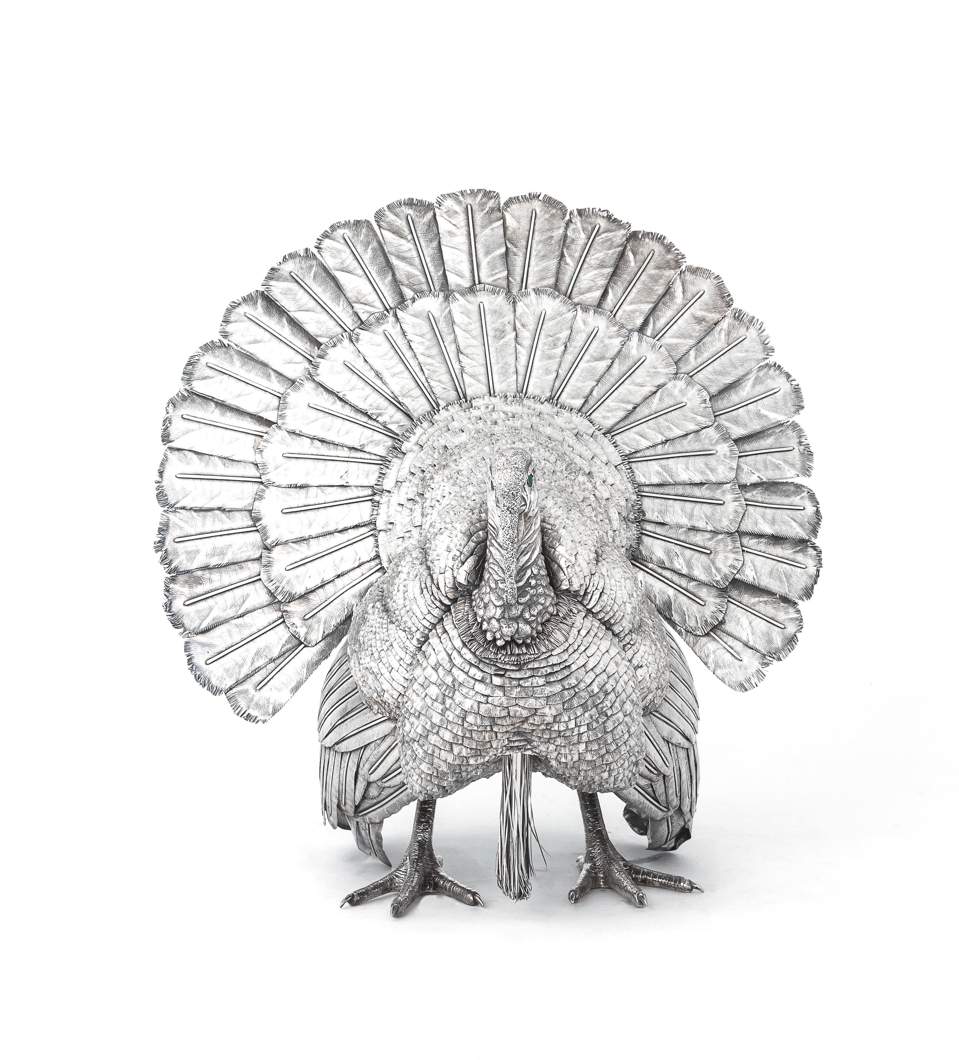 Italienischer Silbertruthahn des 20. Jahrhunderts von Mario Buccellati aus Mailand. Auf einer Schwanzfeder ist M. Buccellati eingraviert, auf einer anderen Schwanzfeder 800 und mit italienischer Fabrikmarke.  Seine Stücke spiegeln eine reiche