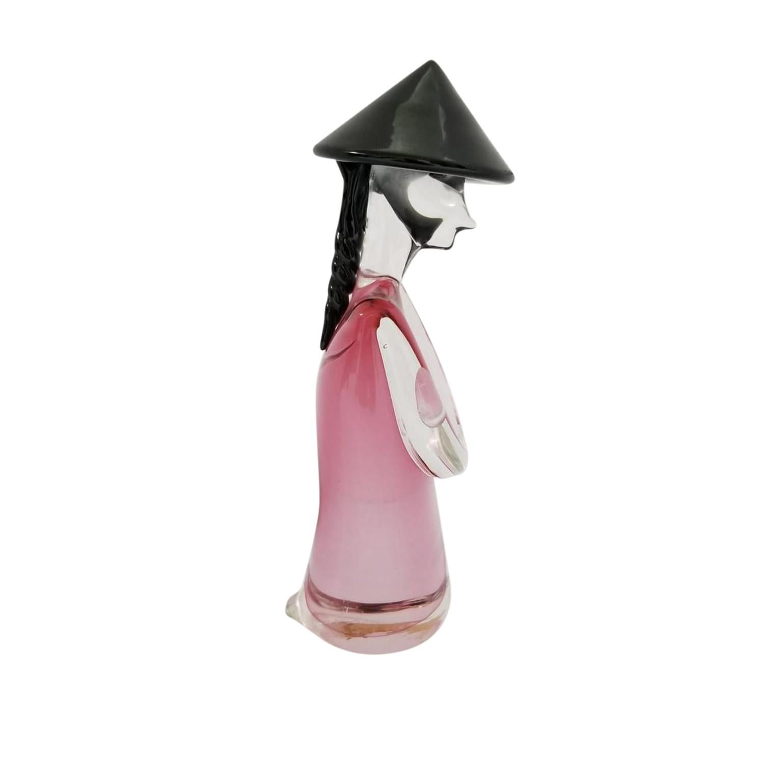 A pink-black, single vintage Mid-Century Modern Italian Japanese farmer made of hand blown colored Murano glass, designed by Archimede Seguso and produced by Seguso Vetri D’Arte in good condition. The detailed slightly smoked décor piece represents