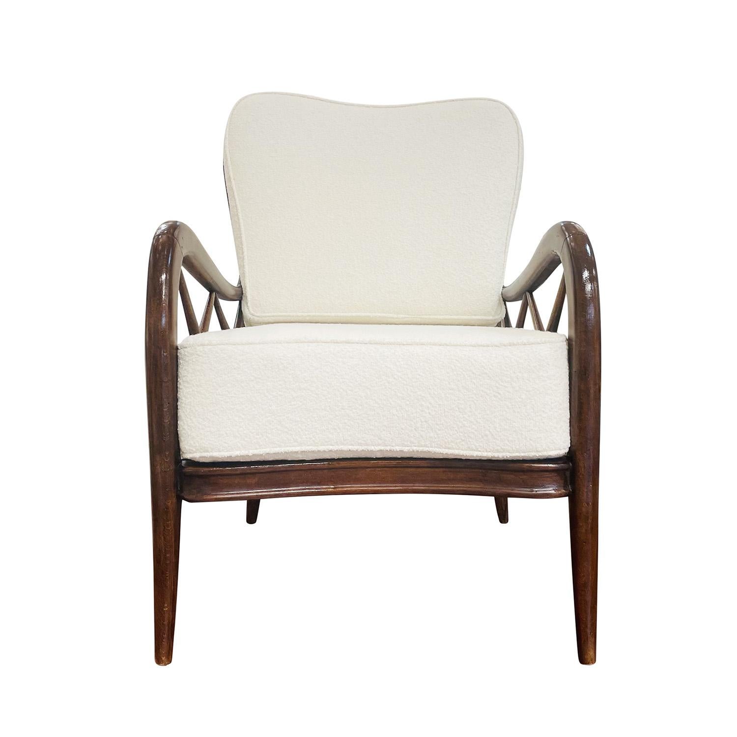 Una sedia da salotto italiana vintage del Mid-Century Modern in noce lucidato lavorato a mano, disegnata da Paolo Buffa, in buone condizioni. La dettagliata poltrona club è composta da due cuscini sciolti ad arco, arricchiti da uno schienale e da