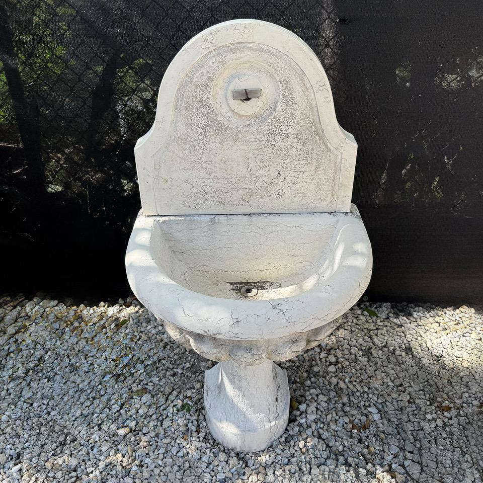Kleiner italienischer Wandbrunnen aus Marmor des 20. Jahrhunderts Charlotte im Zustand „Gut“ im Angebot in West Palm Beach, FL